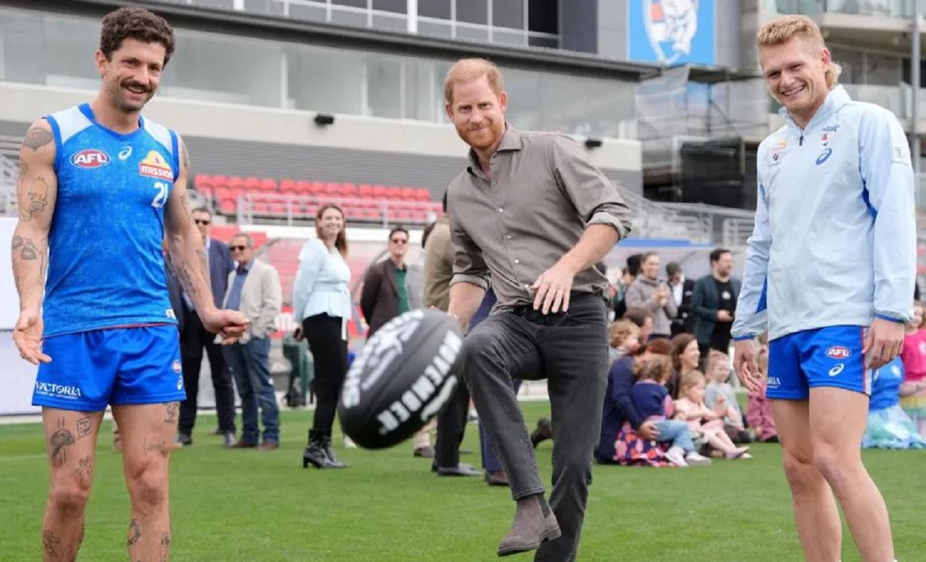 Ο Χάρι δοκίμασε Australian Rules Football στη Μελβούρνη, Reuters