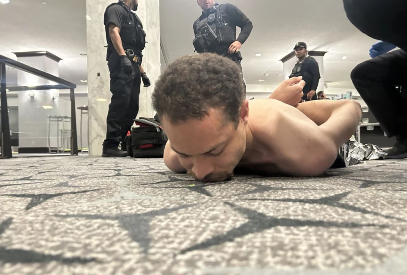 Αυτή η φωτογραφία του υπόπτου για το περιστατικό στο δείπνο των ανταποκριτών του Λευκού Οίκου δημοσιεύτηκε στον λογαριασμό Truth Social του Προέδρου Ντόναλντ Τραμπ το Σάββατο