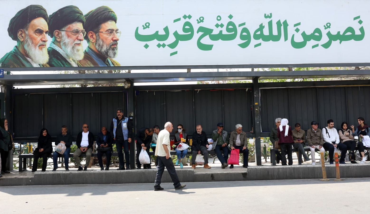 Ιρανοί περιμένουν σε σταθμό λεωφορείων στην Τεχεράνη, Ιράν.