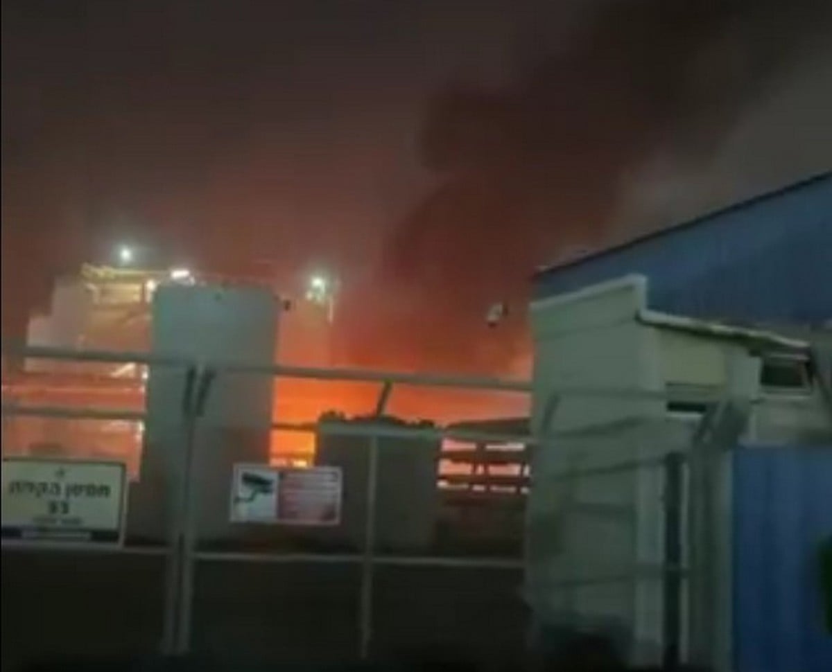 Ισραήλ: Ένας τραυματίας και διακοπές ρεύματος μετά την ιρανική πυραυλική επίθεση – Yπό έλεγχο η πυρκαγιά στη βιομηχανική ζώνη (Βίντεο)