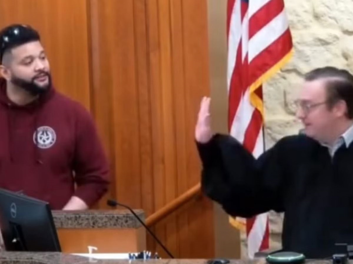 ΗΠΑ: Σάλος με δικαστή στο Τέξας – Βίντεο δείχνει έντονη αντιπαράθεση με τεχνικό