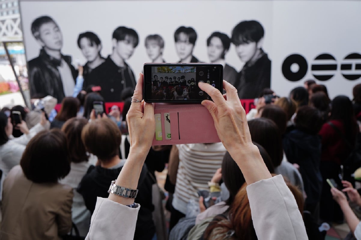 Σκάνδαλο εκατομμυρίων στη Νότια Κορέα: Εκδόθηκε ένταλμα σύλληψης για «ισχυρό άνδρα» της K-pop