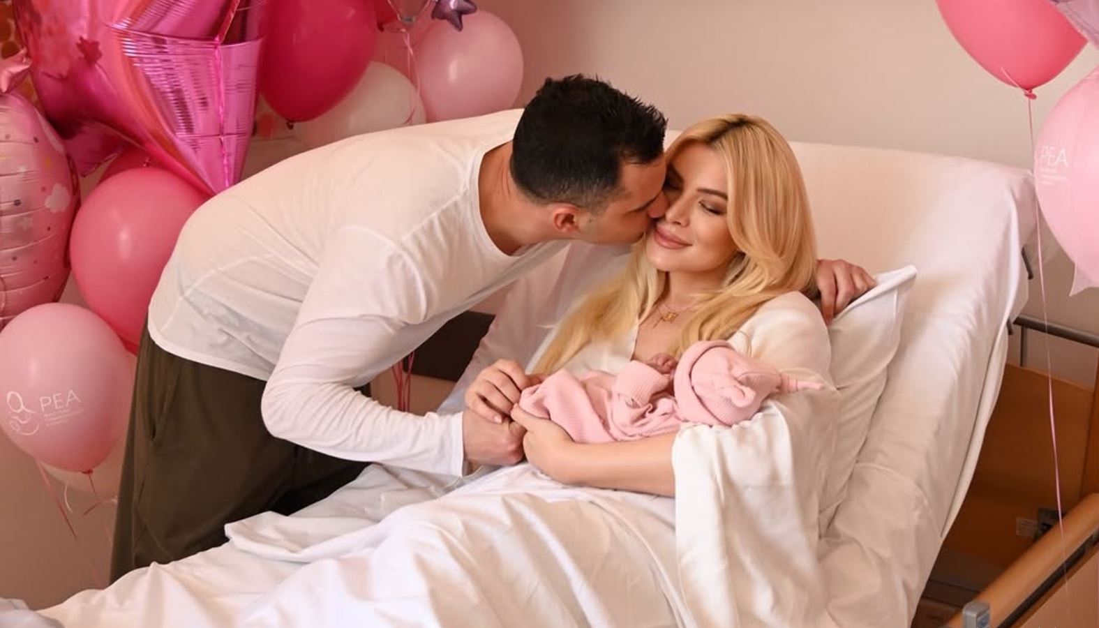 Κατερίνα Καινούργιου: Η τρυφερή ανάρτηση του Παναγιώτη Κουτσουμπή με τη νεογέννητη κόρη τους