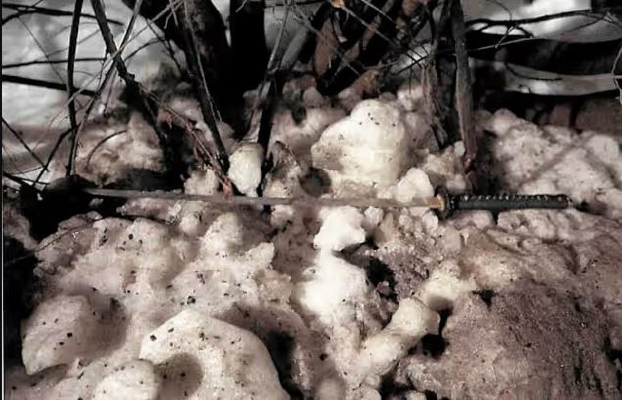 Το σπαθί εντοπίστηκε σε χιονισμένο σημείο στο κέντρο του Ροβανιέμι μετά την επίθεση. Εικόνα από τη δικογραφία της αστυνομίας. Φωτογραφία: Αστυνομία Λαπωνίας