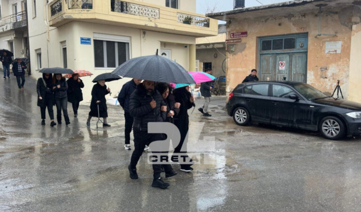 Ηράκλειο: Θρήνος και οργή στην κηδεία της Ελευθερίας, τραγικές φιγούρες τα παιδιά της – «Μία γυναίκα δεν έχει το δικαίωμα να ζήσει επειδή χώρισε;»