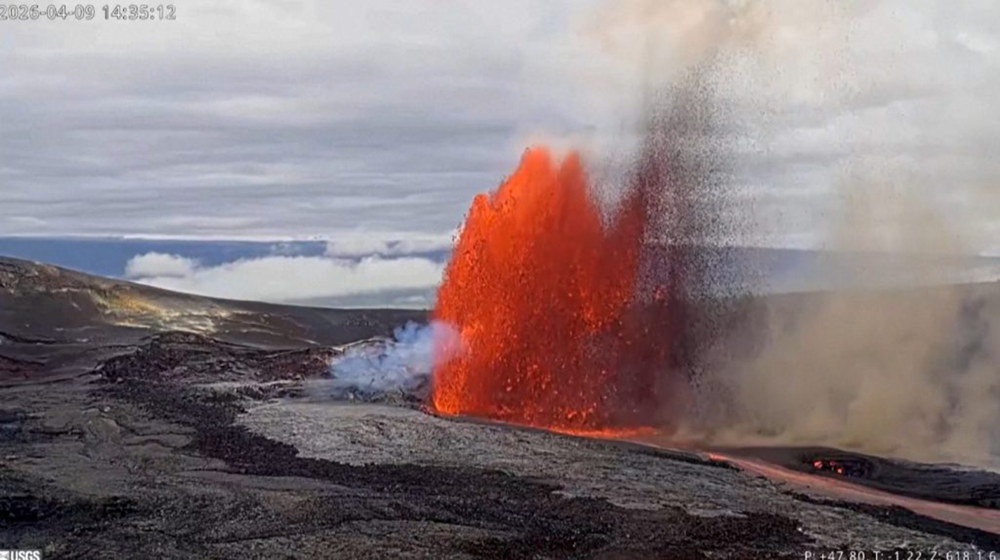 Χαβάη: Εντυπωσιακές εικόνες από την έκρηξη του ηφαιστείου Κιλαουέα – Λάβα εκτοξεύτηκε σε ύψος 190 μέτρων
