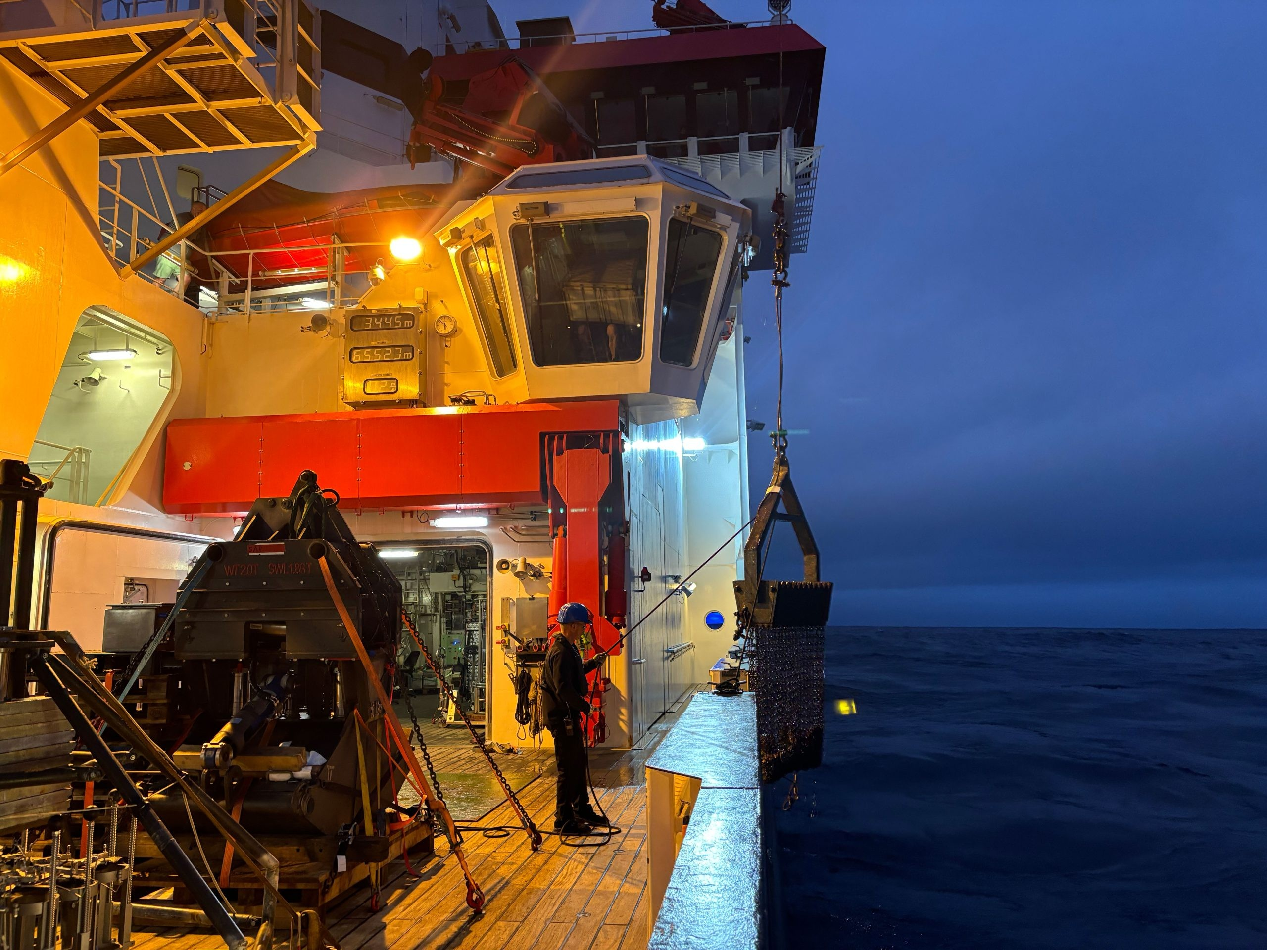 Η αλυσιδωτή δράγα ανασύρεται στο κατάστρωμα κατά τη διάρκεια της αποστολής δειγματοληψίας στον Νότιο Ειρηνικό με το ερευνητικό σκάφος SONNE. Πηγή: Christian Timm, GEOMAR 