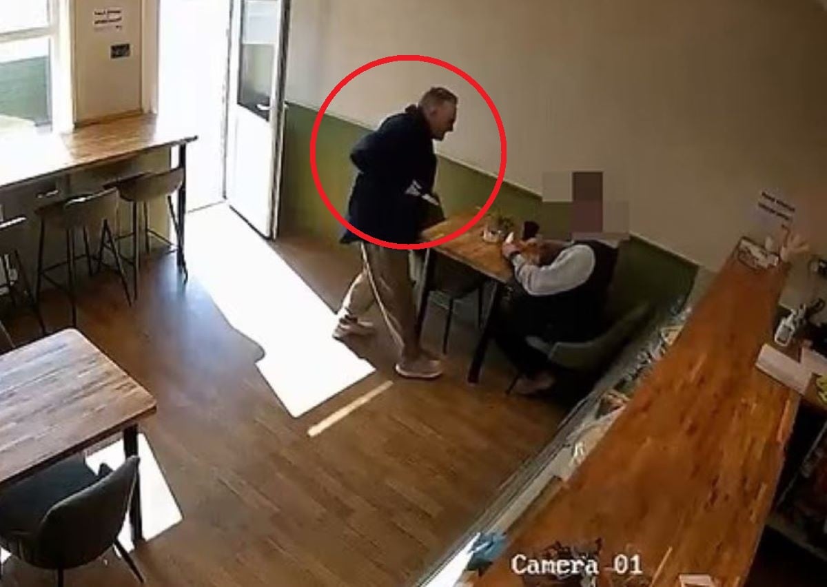 Βίντεο-σοκ: Άνδρας εισέβαλε σε καφέ και μαχαίρωσε ανυποψίαστο πελάτη – Τον ακινητοποίησε το θύμα