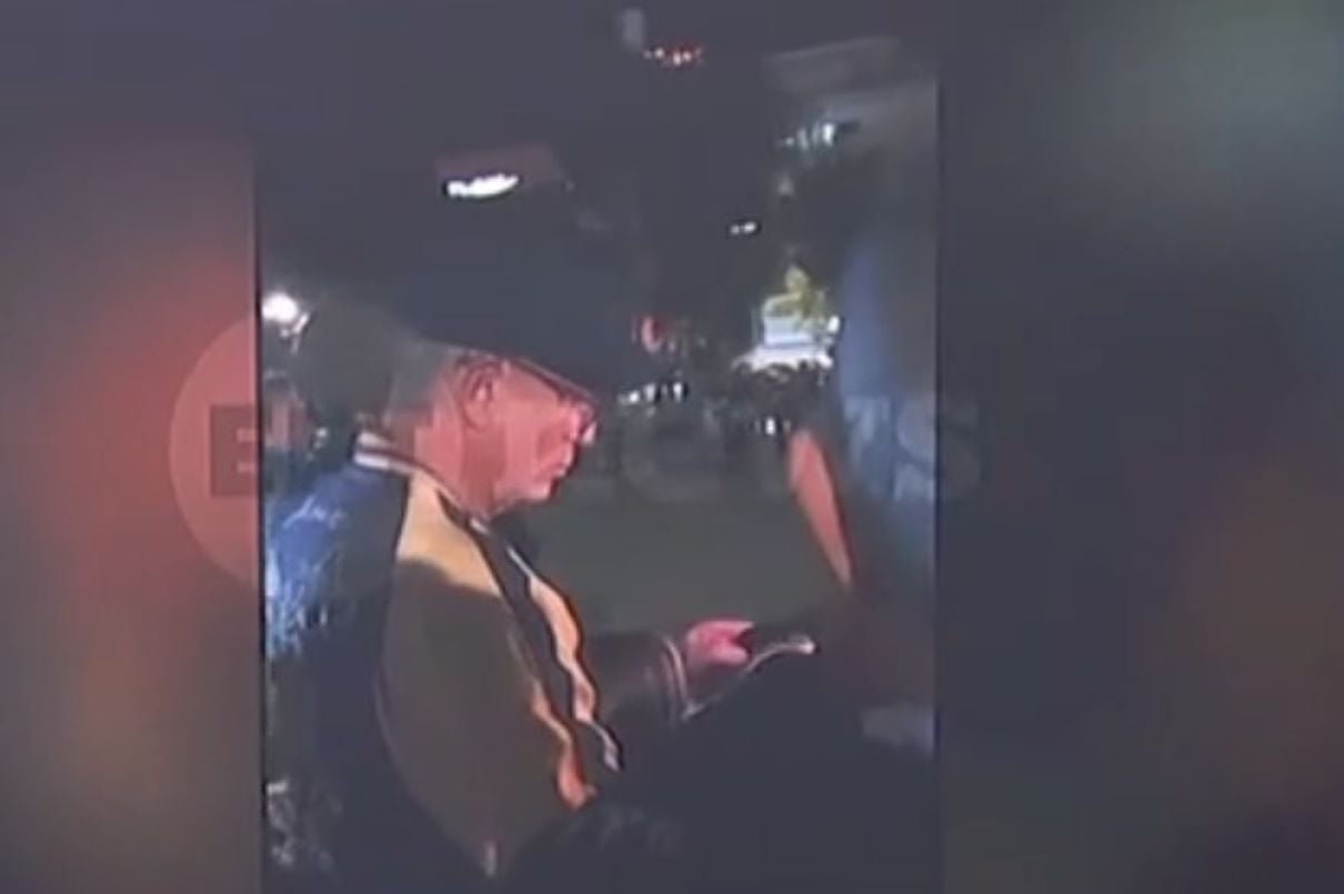 Ντάνιελ Κρεγκ: Η «αποστολή» του 007 στον Επιτάφιο της Γλυφάδας – Παρακολούθησε την περιφορά στον Άγιο Κωνσταντίνο