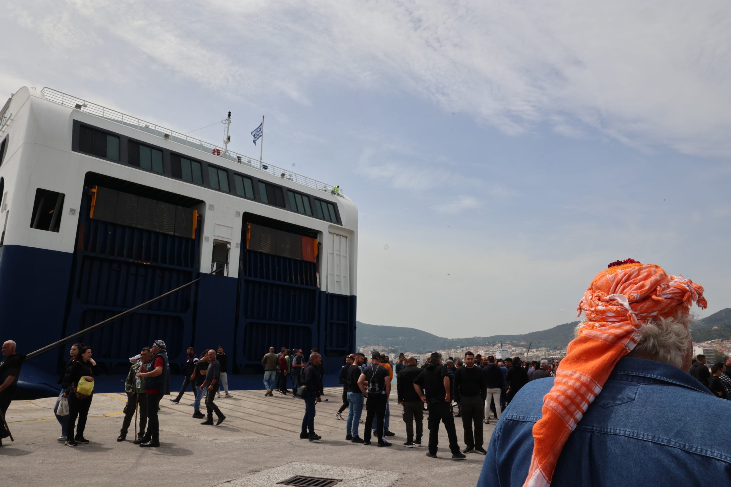 Λέσβος: Κτηνοτρόφοι συνεχίζουν τον αποκλεισμό του λιμανιού της Μυτιλήνης – Δεν επέτρεψαν την αποβίβαση φορτηγών από πλοίο