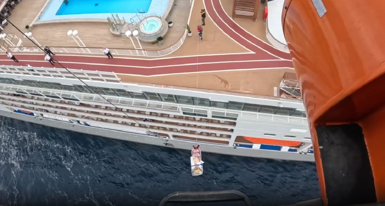 Λήμνος: Bίντεο από την αεροδιακομιδή ασθενούς από κρουαζιερόπλοιο με Super Puma της Πολεμικής Αεροπορίας