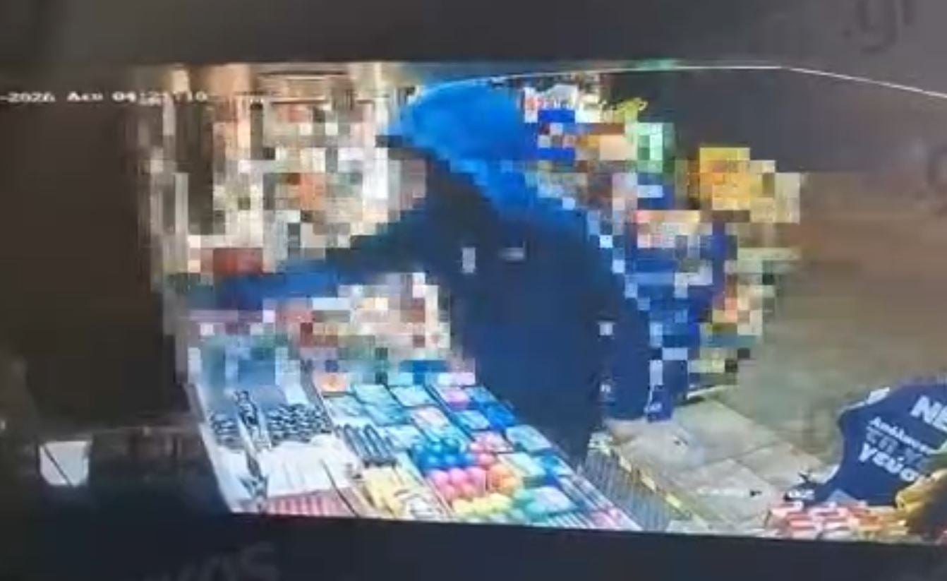 Αθήνα: Ληστής… ετών 14 σκόρπιζε τον τρόμο σε πρατήρια καυσίμων και μίνι μάρκετ με την απειλή μαχαιριού – Βίντεο από τη δράση του