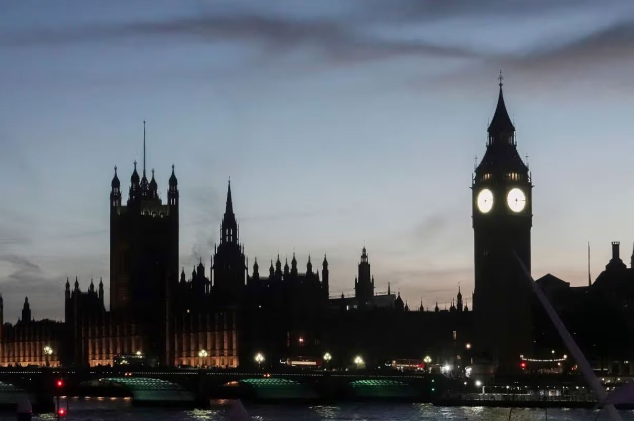 Λονδίνο: Αμερικανός διακωμωδεί τους ισχυρισμούς περί «επικίνδυνης πόλης» με σατιρικό βίντεο – «Όλοι γύρω μου εφαρμόζουν τον… νόμο της Σακίρα»