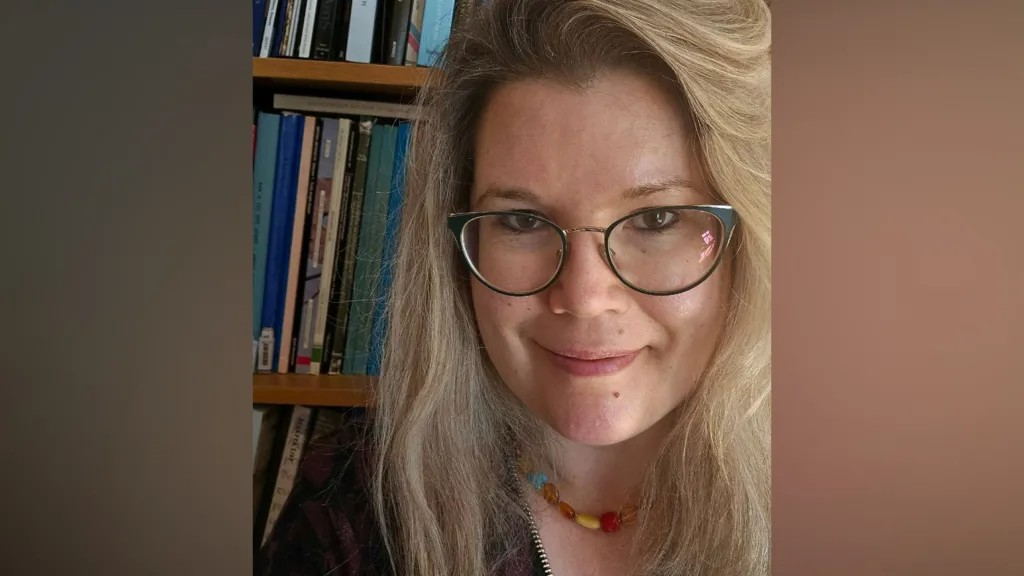 Η Δρ. Lisa Brundle δήλωσε ότι το τεχνούργημα ανήκε σε μια εξαιρετικά μικρή ομάδα επιγεγραμμένων δακτυλιδιών του πρώιμου Μεσαίωνα, γνωστά από τη Βρετανία. Φωτογραφία: BBC 