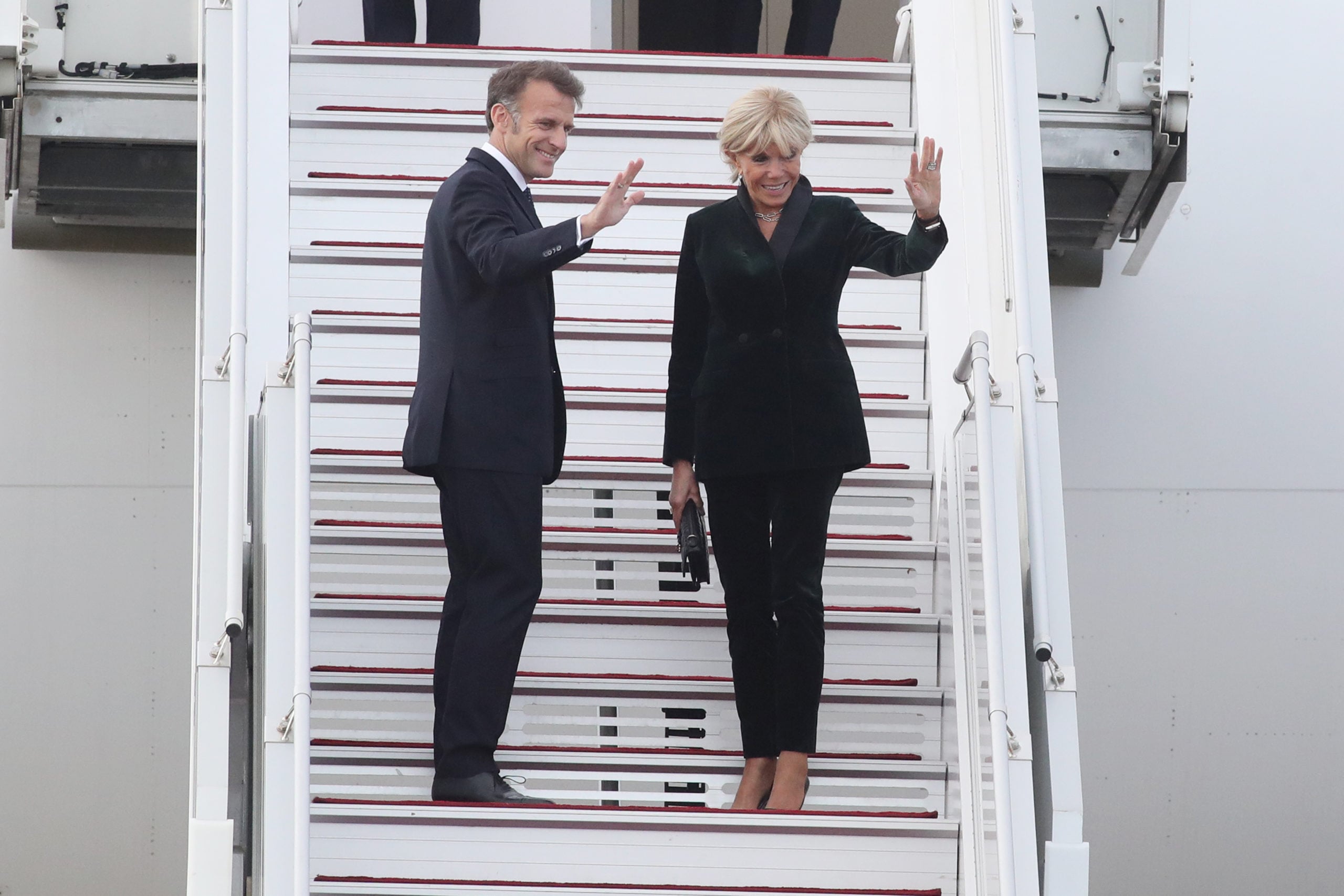 Εμανουέλ Μακρόν: Η συμβολική κίνηση λίγο πριν εισέλθει στο αεροσκάφος για να αναχωρήσει από την Αθήνα