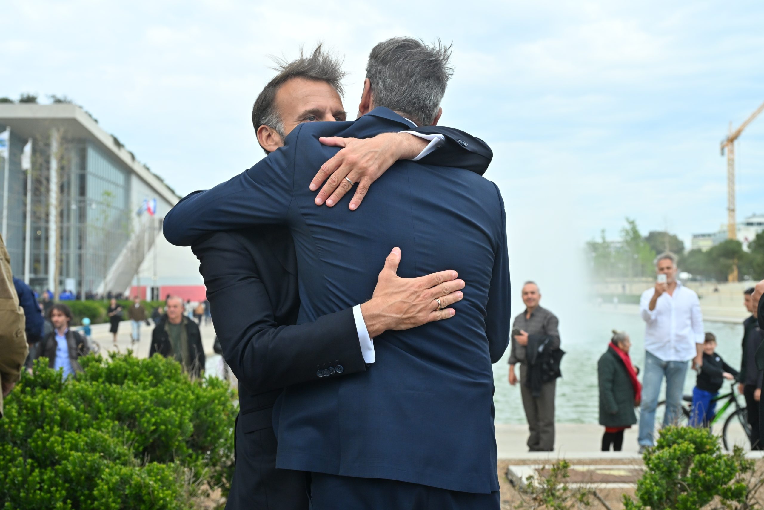 «Εγώ κι εσύ μαζί»: Η φωτογραφία του Μακρόν με τον Μητσοτάκη και το τραγούδι των Τζίμη Πανούση-Αλκίνοου Ιωαννίδη