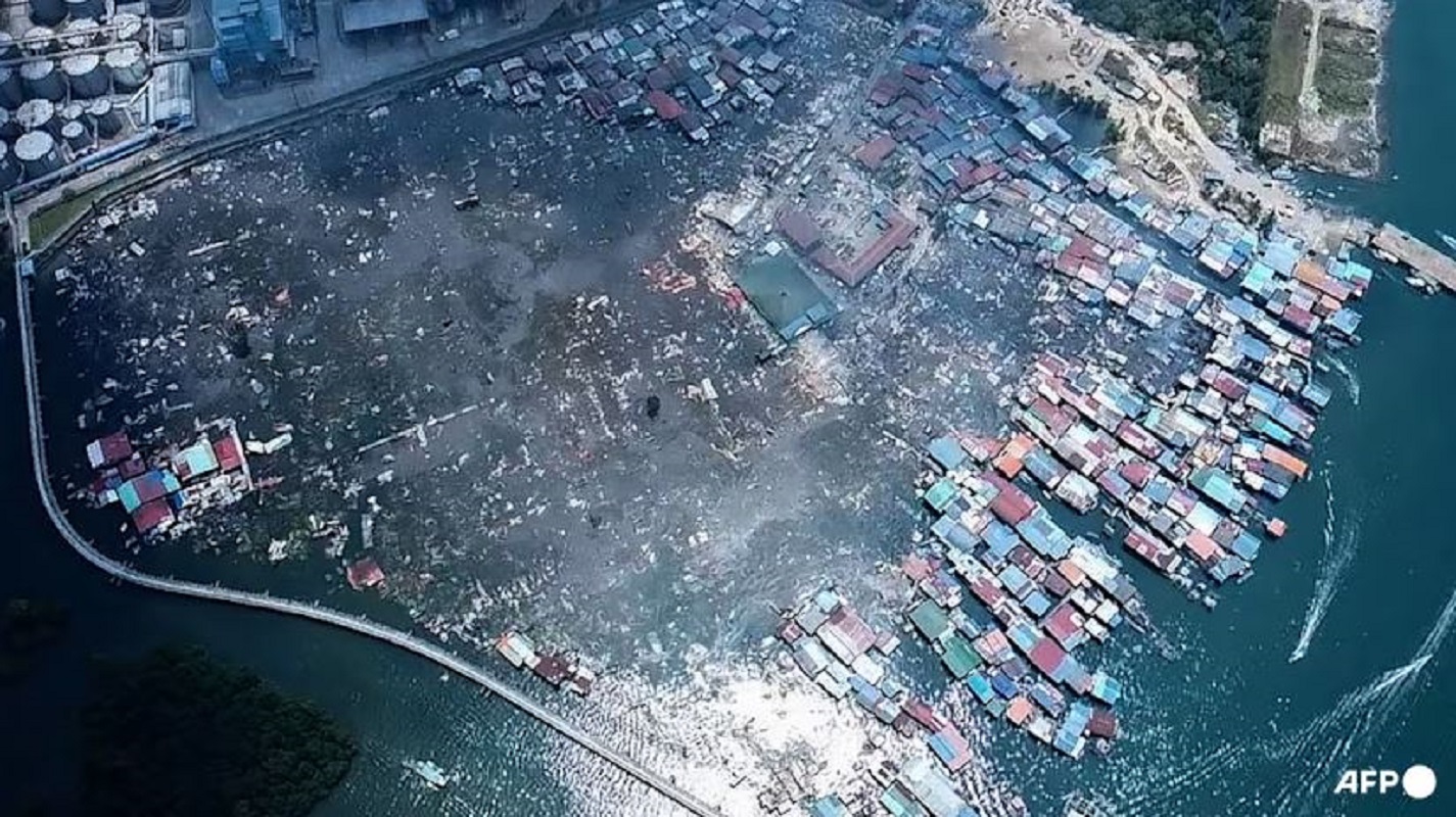 Η παρούσα φωτογραφία, που ελήφθη και δόθηκε στη δημοσιότητα από την Πυροσβεστική και Διασωστική Υπηρεσία Σαντακάν της Μαλαισίας στις 19 Απριλίου 2026, δείχνει γενική άποψη του υδάτινου οικισμού Καμπούνγκ Μπαχάγκια μετά την πυρκαγιά, στο Σαντακάν, στο νησί Βόρνεο της Μαλαισίας. (Φωτογραφία: AFP/Handout μέσω Πυροσβεστικής και Διασωστικής Υπηρεσίας Σαντακάν)