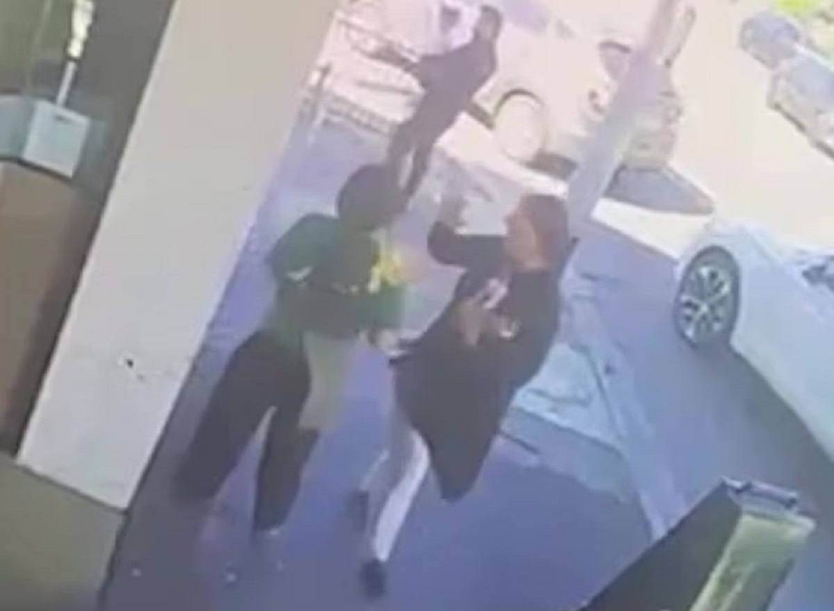 Αυστραλία: Σοκ στη Μελβούρνη – Γυναίκα χτύπησε σερβιτόρα με πιάτο στο πρόσωπο