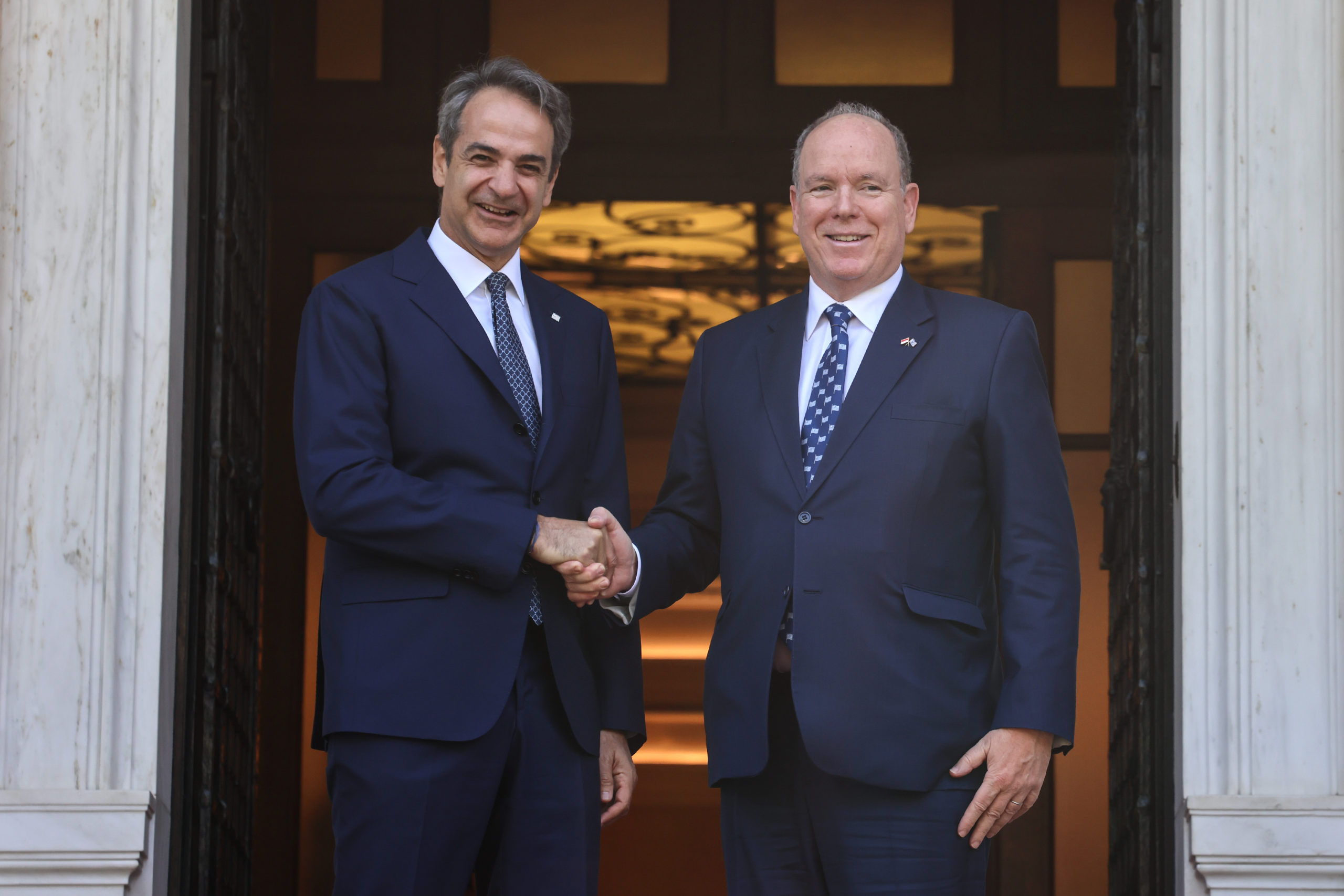 Ο Κυριάκος Μητσοτάκης υποδέχθηκε στο Μέγαρο Μαξίμου τον πρίγκιπα Αλβέρτο Β’ του Μονακό