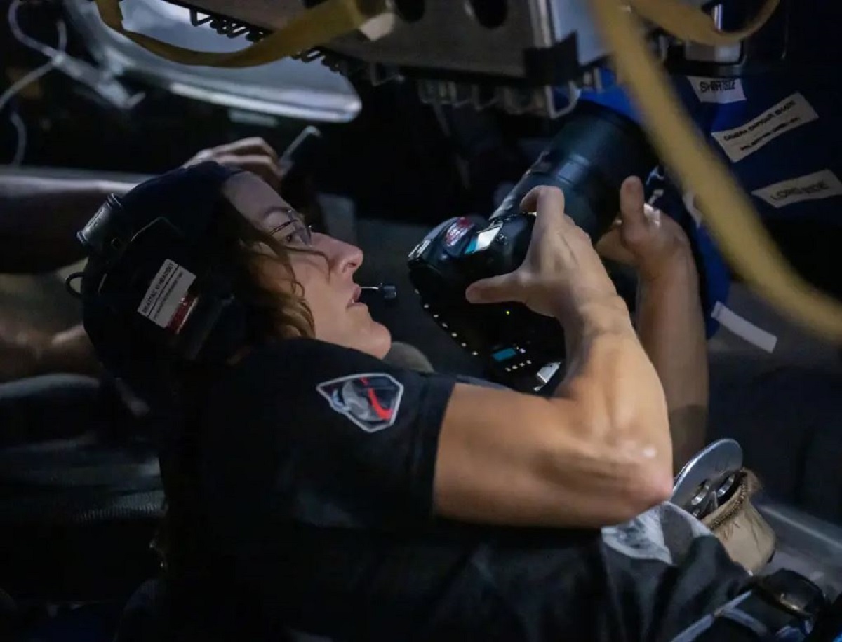 Η αστροναύτης της αποστολής Artemis II, Κριστίνα Κοχ, δοκιμάζει ψηφιακή κάμερα Nikon NASA/James Blair