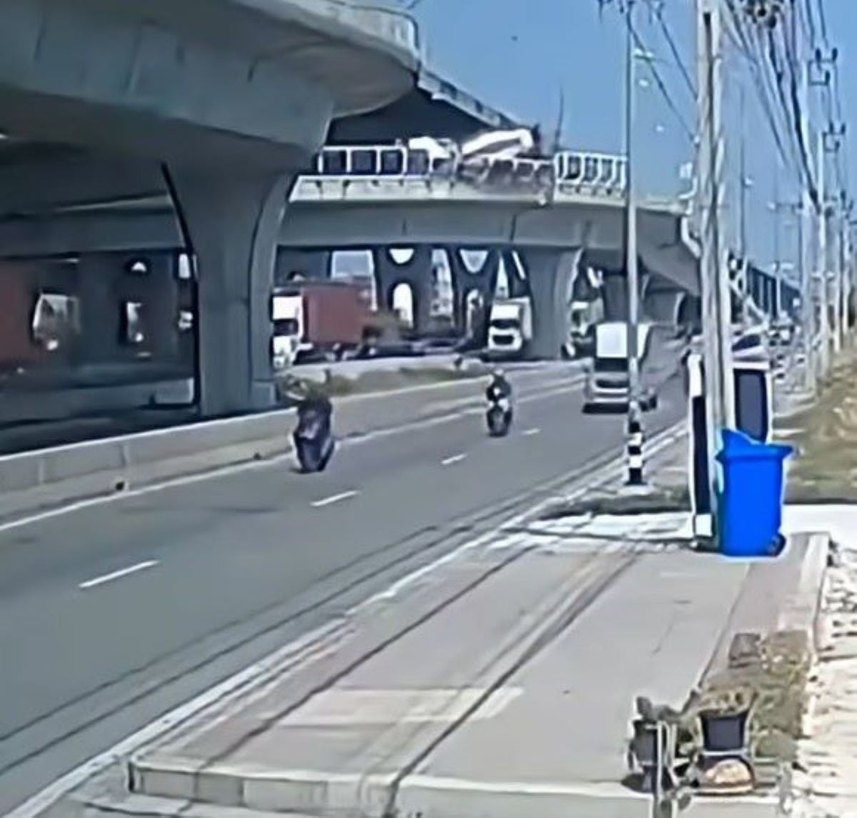 Ταϊλάνδη: Mπετονιέρα πέφτει από γέφυρα πάνω σε άλλα αυτοκίνητα – Βίντεο από το τρομακτικό τροχαίο