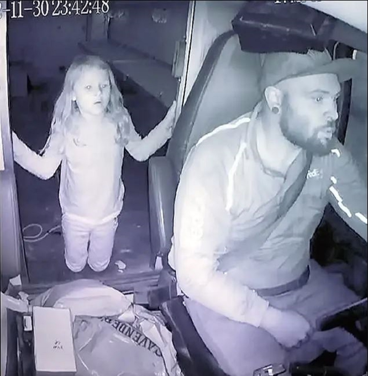 Βίντεο από κάμερα ασφαλείας που δείχνει την Αθηνά Στραντ μέσα στο φορτηγό της FedEx του Τάνερ Χόρνερ.FOX 4 Dallas-Fort Worth