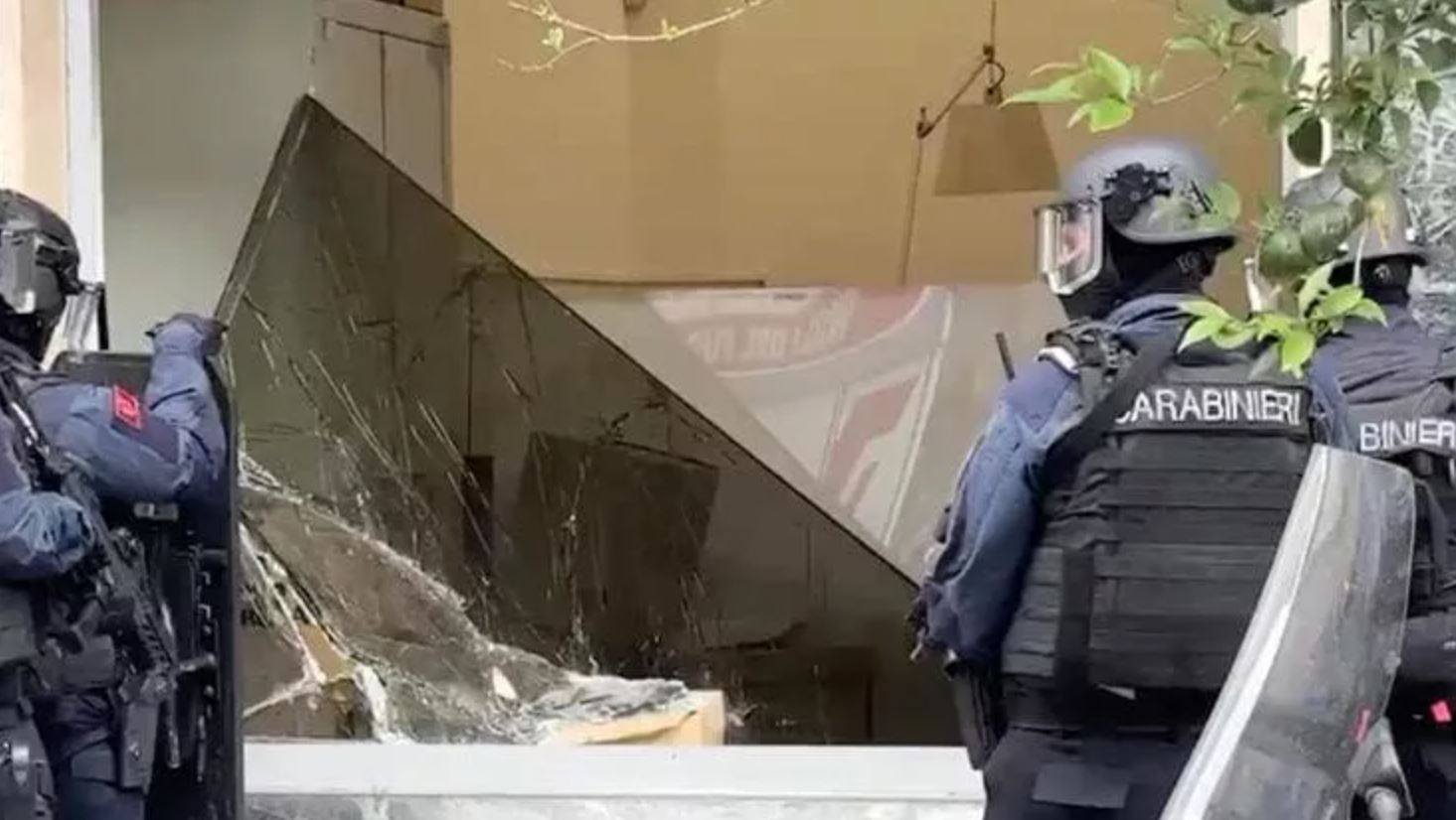 Νάπολη: Κινηματογραφική ληστεία σε τράπεζα, οι ένοπλοι φορούσαν μάσκες ηθοποιών – Κράτησαν 25 ομήρους και διέφυγαν από υπόγεια διάβαση