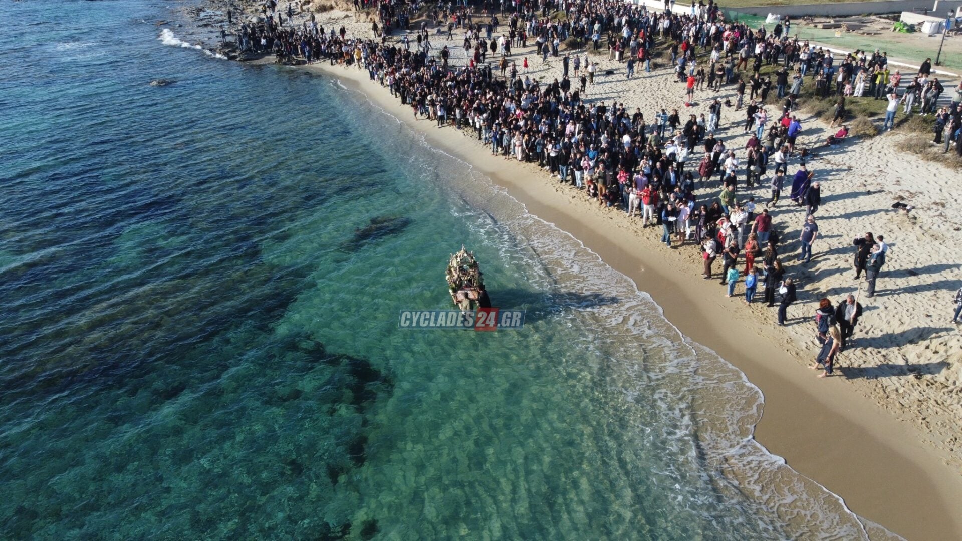 Καστράκι Νάξου: Με σύμμαχο τον καλοκαιρινό καιρό η περιφορά του Επιταφίου μέσα στη θάλασσα – ΦΩΤΟ και ΒΙΝΤΕΟ