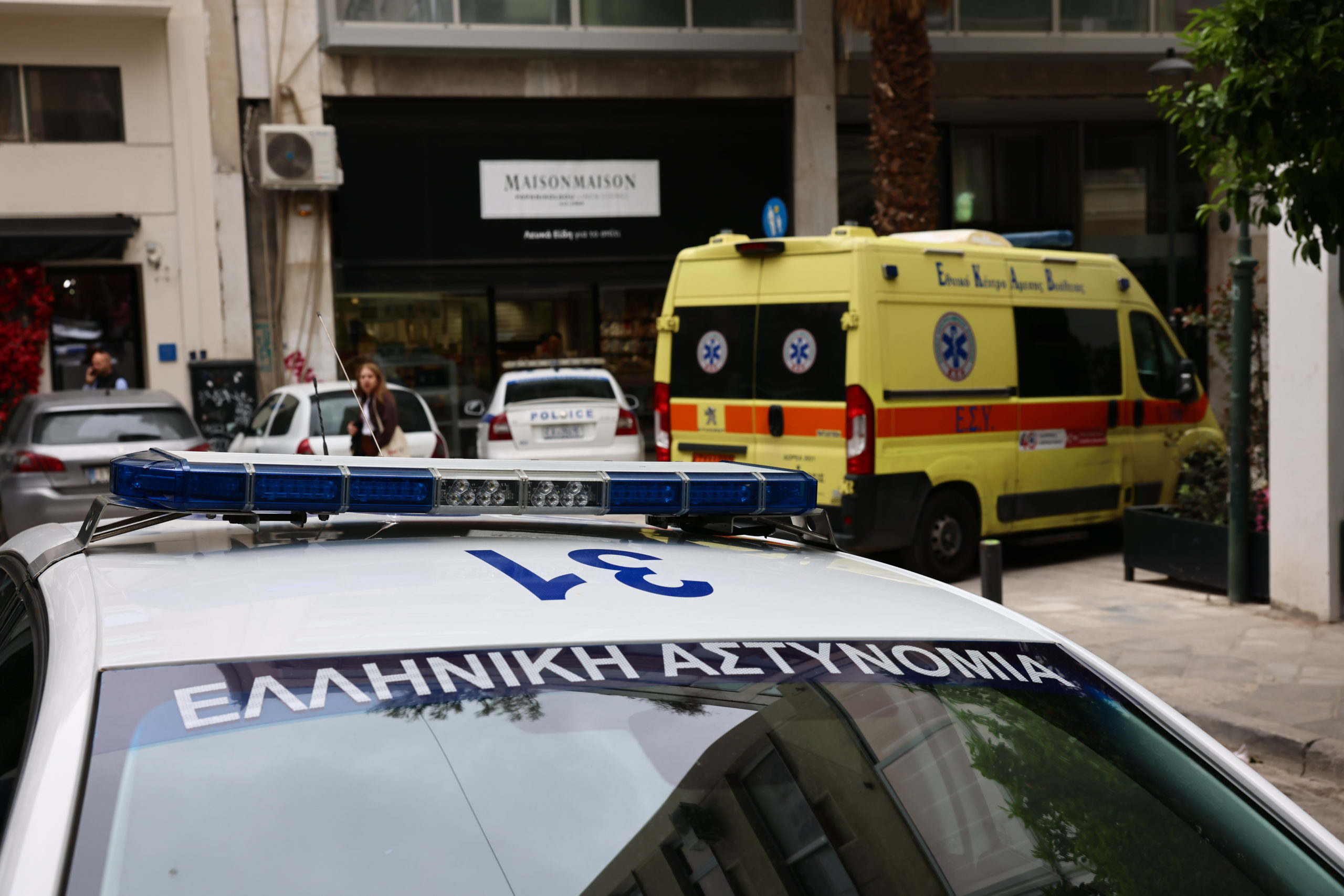 Θρίλερ με νεκρή γυναίκα στην Αθήνα: «Δεν ξέρω τίποτα, την είχα διώξει από το δωμάτιο» λέει ο 45χρονος που έχει προσαχθεί – Φέρουν και οι δύο αμυχές στο πρόσωπο