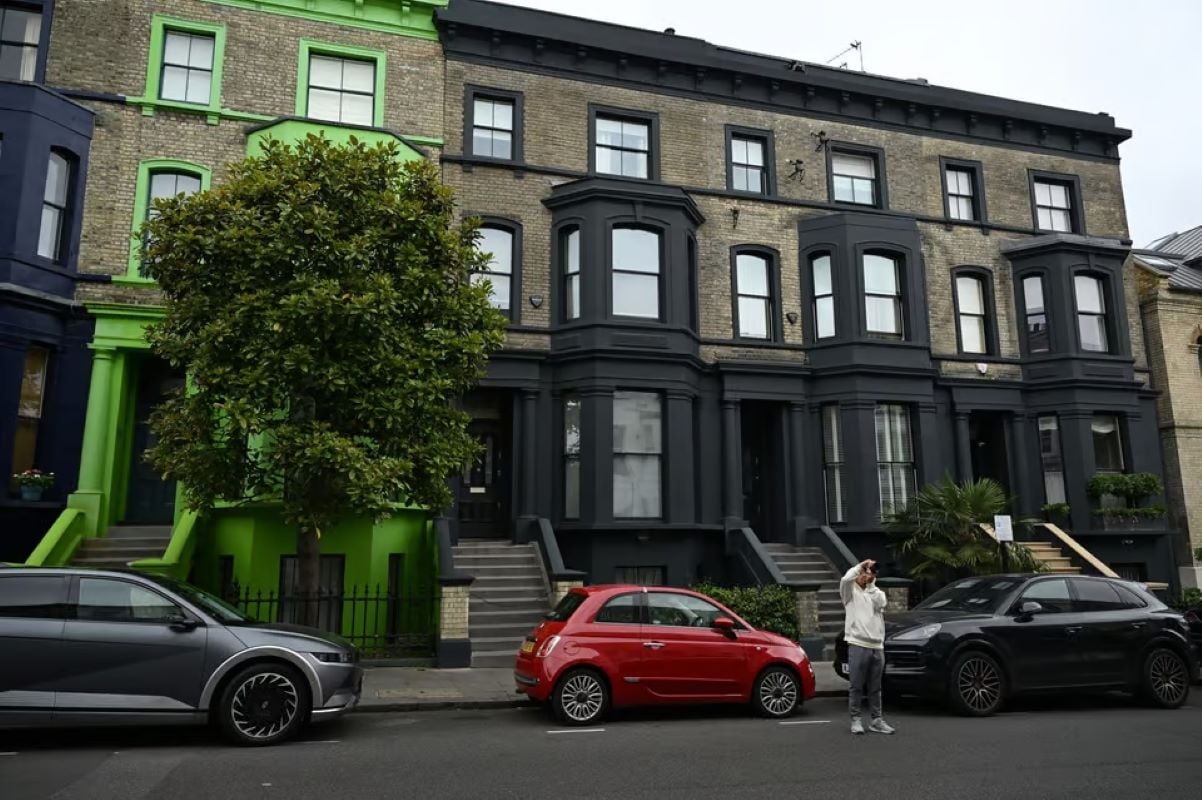 Νότινγκ Χιλ: Έβαψαν τα σπίτια τους μαύρα για να διώξουν τους τουρίστες, αλλά πέτυχαν το αντίθετο – Σε απόγνωση οι κάτοικοι