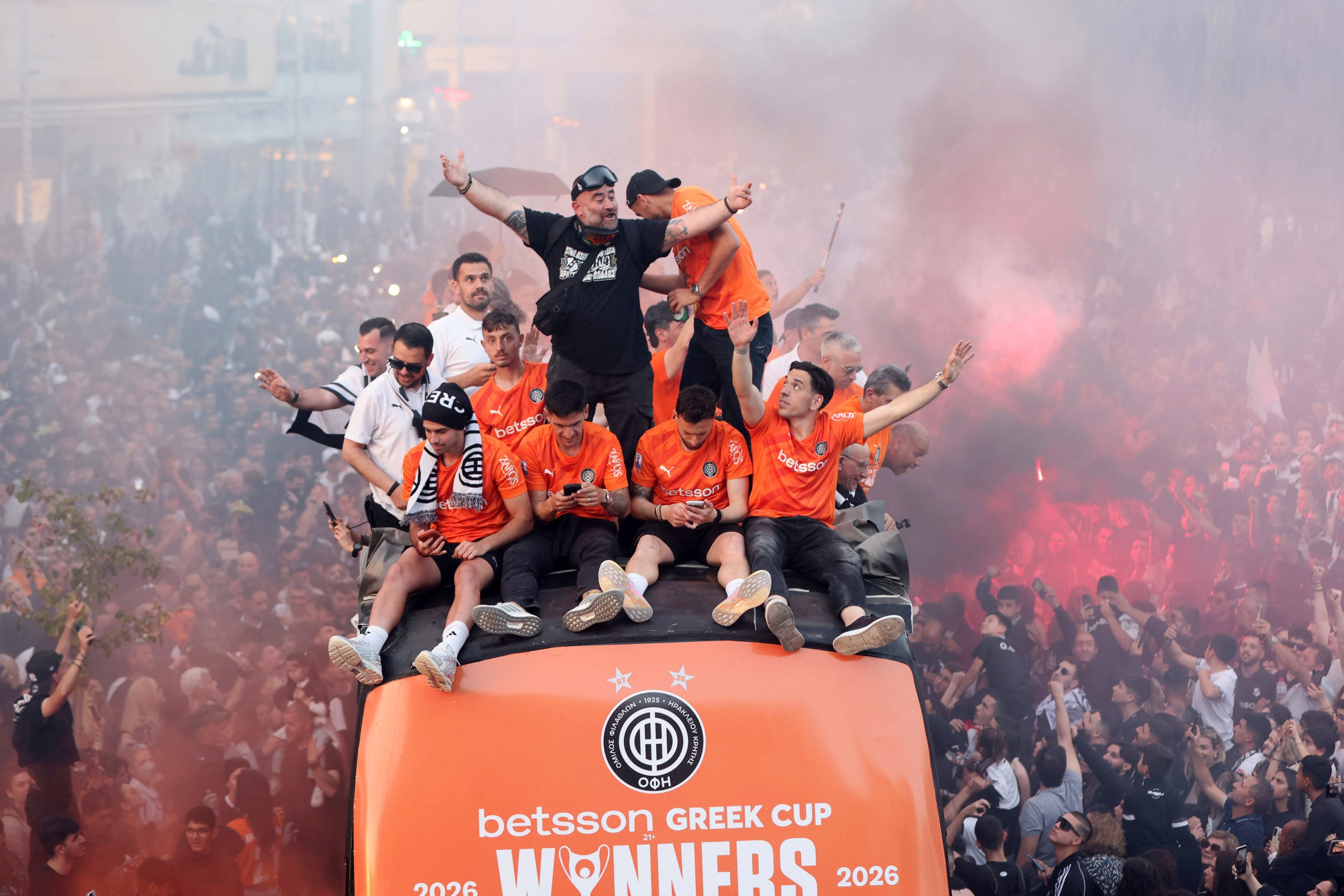 ΟΦΗ: Ατελείωτο «πάρτι» στο Ηράκλειο για το καμάρι της Κρήτης – Φωτογραφίες και βίντεο