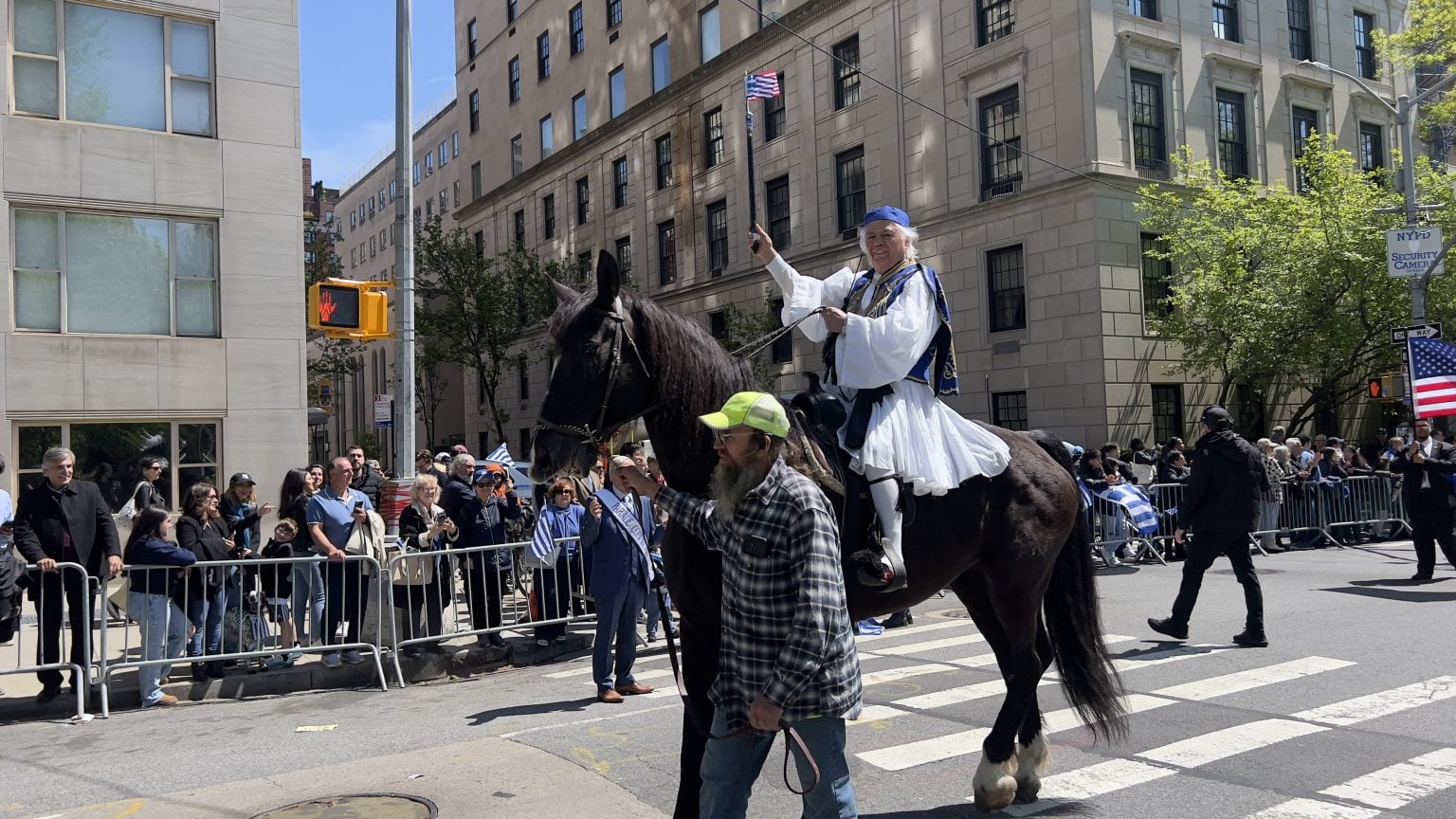 Με λαμπρότητα η παρέλαση της ελληνικής ομογένειας στην καρδιά του Μανχάταν: Σημαίες, άρματα και υπερηφάνεια – ΦΩΤΟ και ΒΙΝΤΕΟ