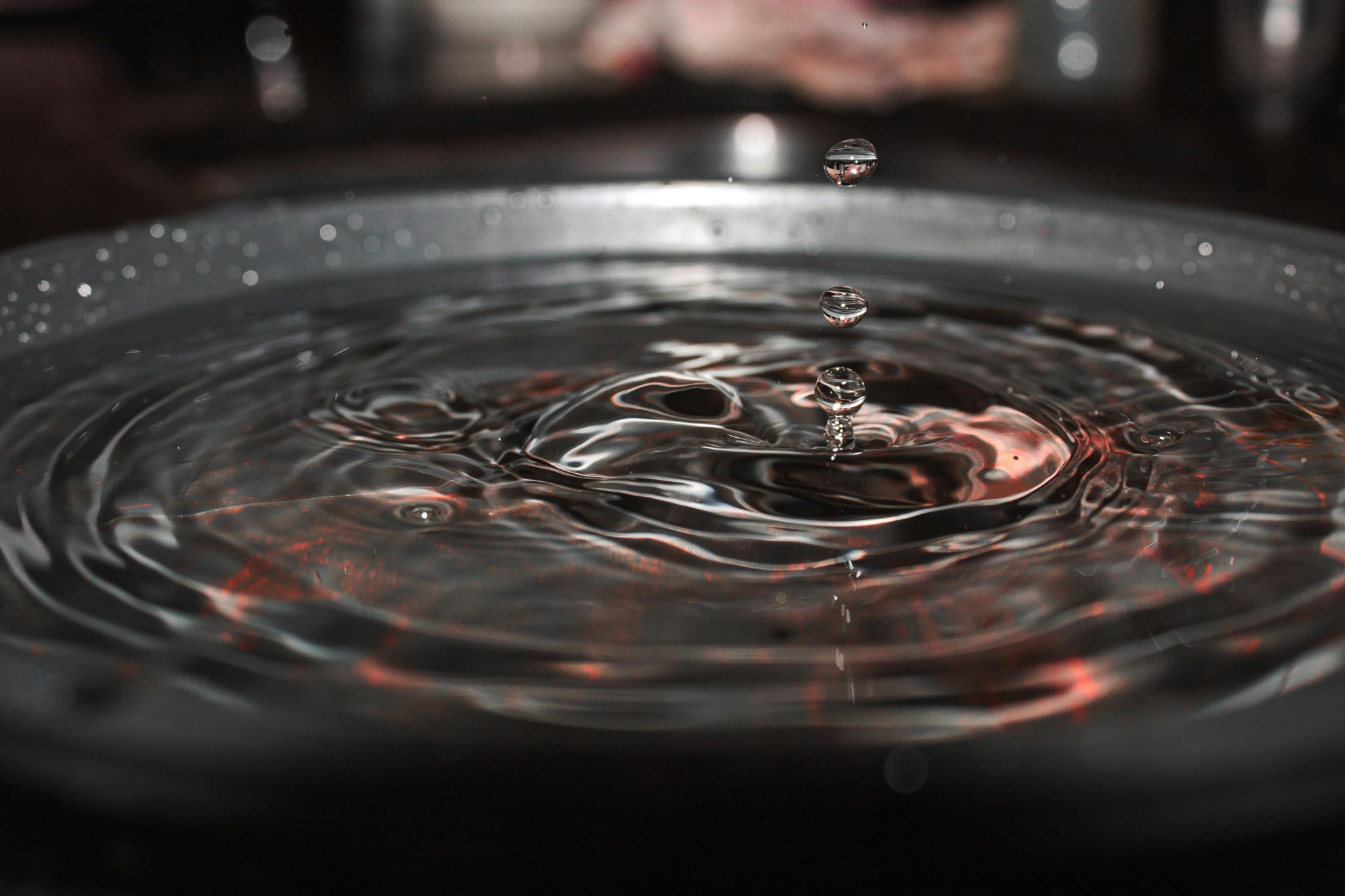 Ένα δείγμα λεπτού υμενίου της χημικής ένωσης τελλουριδίου του σιδήρου (FeTe) —η σκοτεινή περιοχή στο διαφανές υπόστρωμα στο κέντρο της εικόνας— που δημιουργήθηκε με τη χρήση επιταξίας μοριακής δέσμης. Ενώ θεωρούνταν για καιρό ένα συνηθισμένο μαγνητικό μέταλλο, οι ερευνητές έδειξαν τώρα ότι η έκθεση του λεπτού υμενίου FeTe σε ατμούς τελλουρίου απομακρύνει τη διαταραχή που δημιουργείται από τα πλεονάζοντα άτομα σιδήρου που παγιδεύονται στην κρυσταλλική δομή του υλικού, αποκαλύπτοντας ότι το FeTe είναι υπεραγωγός. Πηγή: Chang Laboratory/Penn State