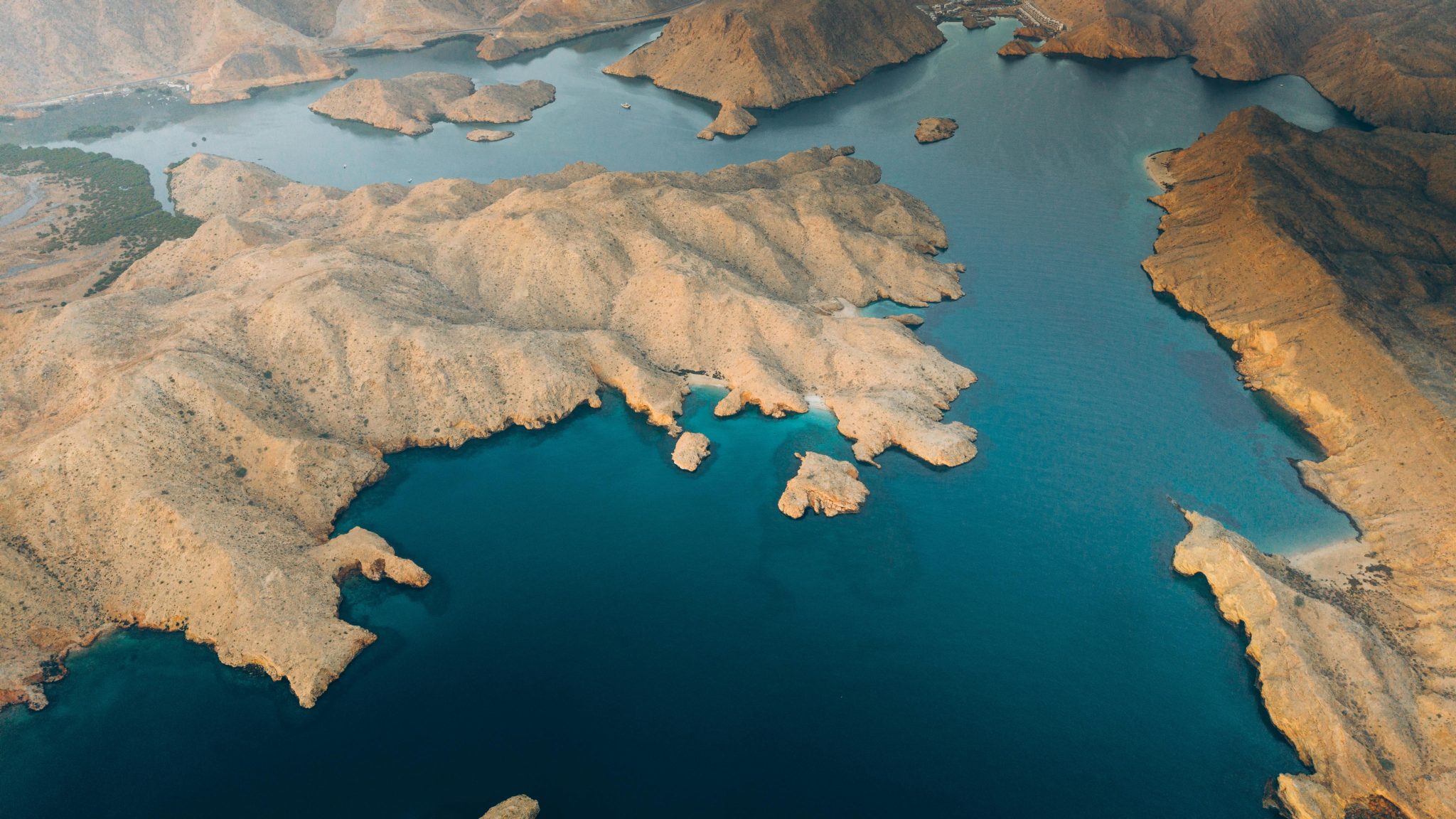 Γιατί τα Στενά του Ορμούζ είναι ένα γεωλογικό θαύμα. Φωτογραφία: Oman/ Pexels