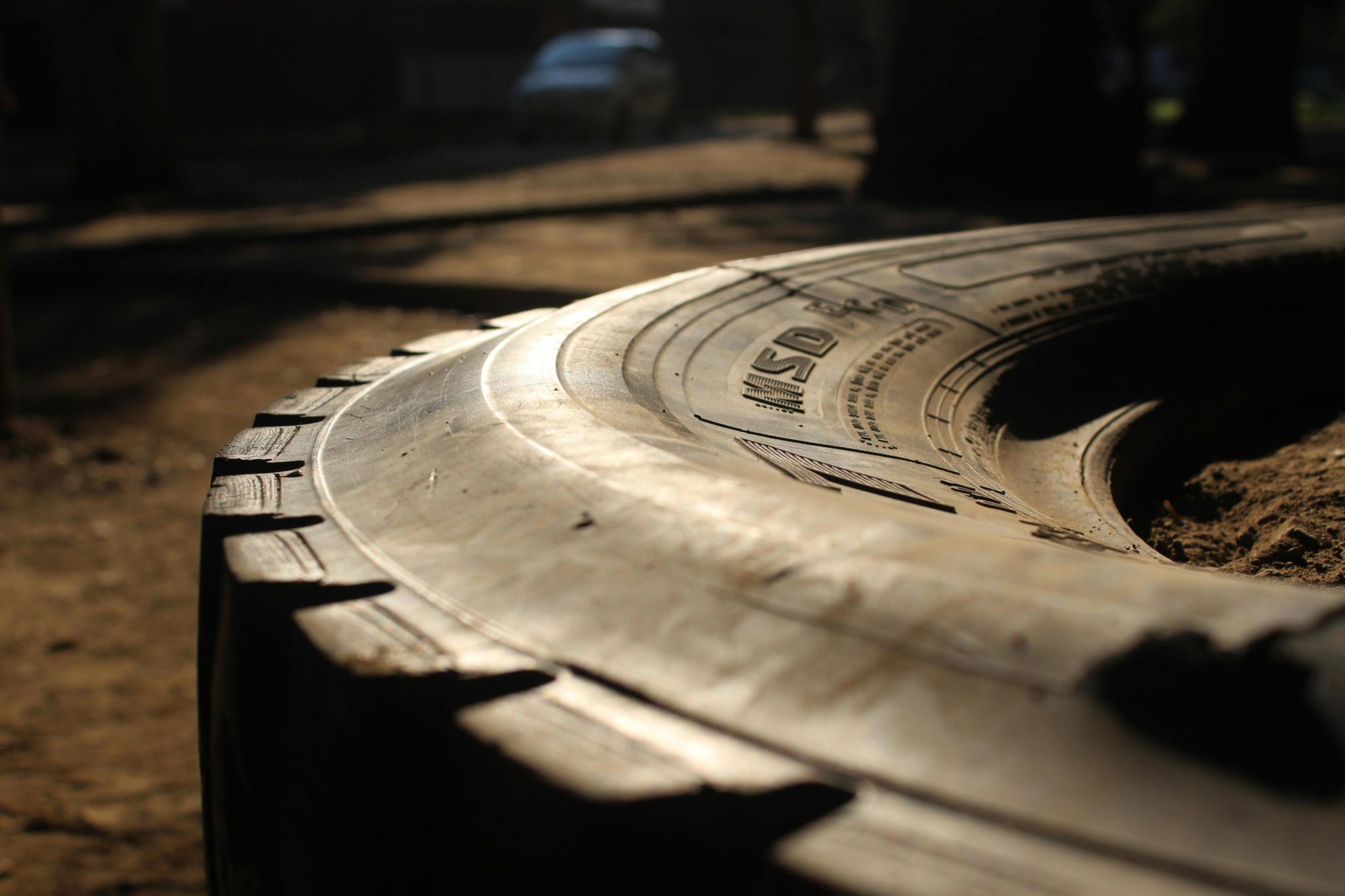 Μια νέα μελέτη ρίχνει φως στο γιατί η προσθήκη μικροσκοπικών σωματιδίων μετατρέπει δραματικά το απλό καουτσούκ σε ένα υλικό υψηλής απόδοσης. Φωτογραφία: Pexels 