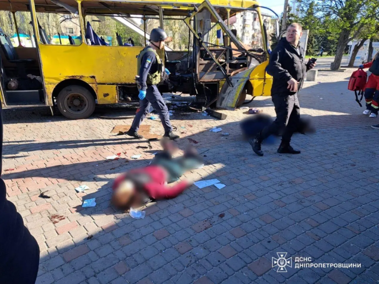 Ένα ρωσικό FPV drone έπληξε σκόπιμα επιβατικό λεωφορείο στο κέντρο του Νικόπολ, στην περιφέρεια Ντνιπροπετρόφσκ, στις 7 Απριλίου 2026. (Υπηρεσία Έκτακτης Ανάγκης Ουκρανίας/DSNS)