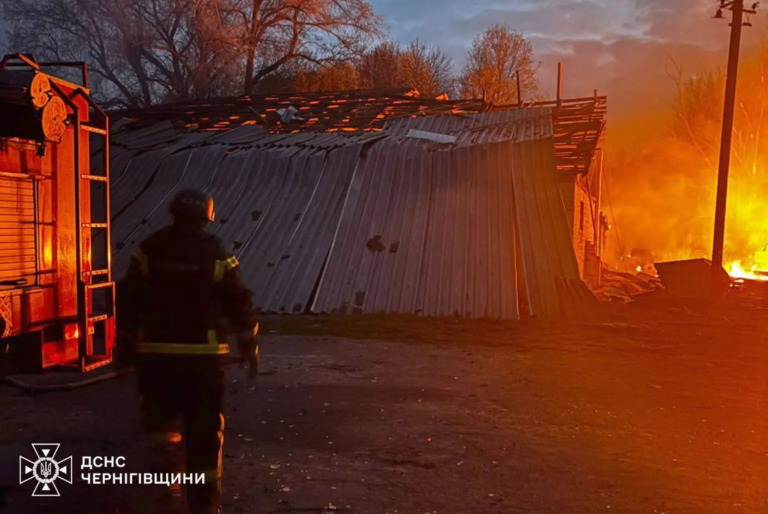 Τα επακόλουθα ρωσικής επίθεσης στην περιφέρεια Τσερνίχιβ της Ουκρανίας, όπως αναρτήθηκαν από την περιφερειακή Υπηρεσία Έκτακτης Ανάγκης στις 28 Απριλίου 2026. (Κρατική Υπηρεσία Έκτακτης Ανάγκης/Telegram)