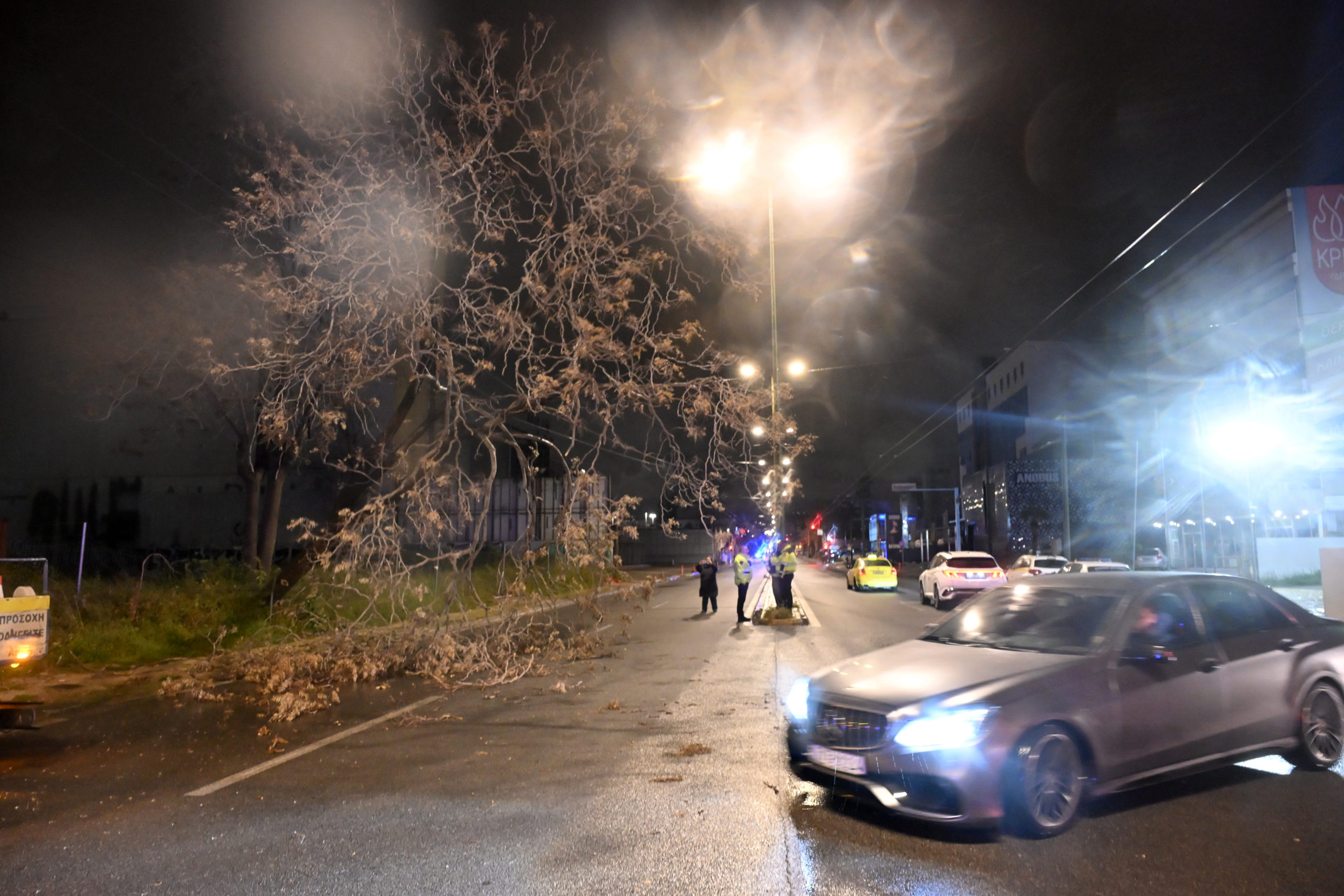 Πειραιώς, πτώση δέντρου