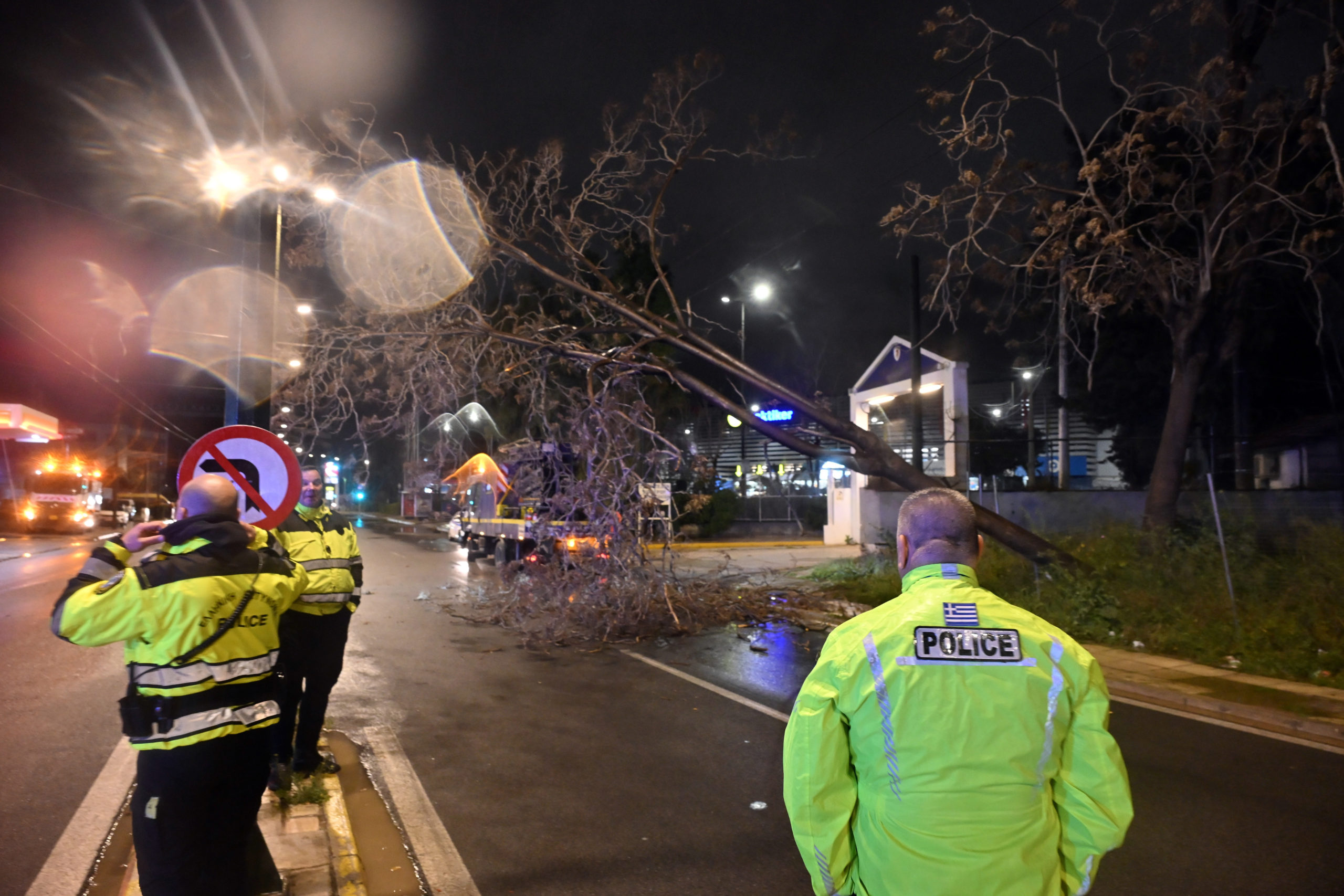 Πειραιώς, πτώση δέντρου