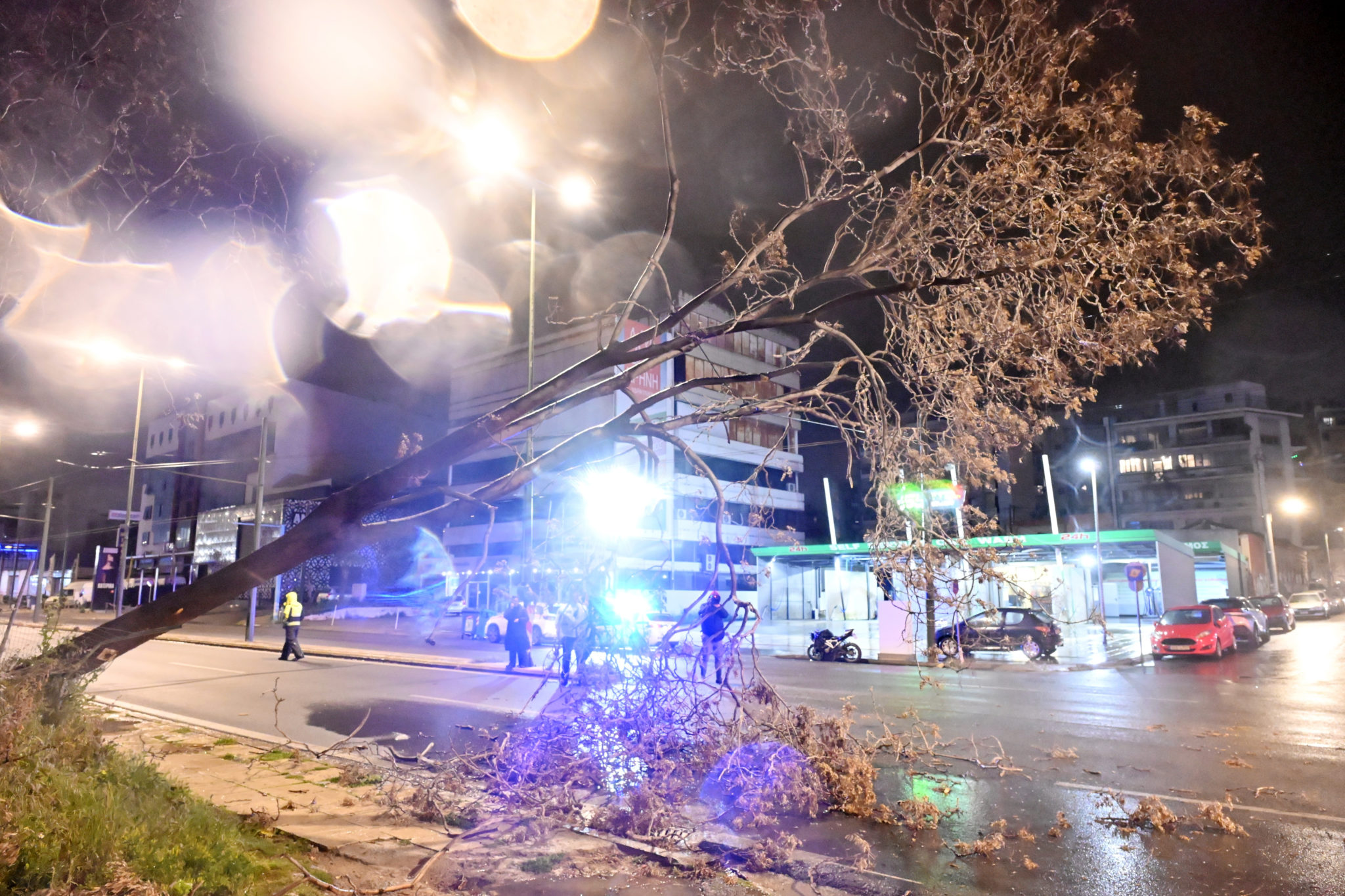 Πειραιώς, πτώση δέντρου