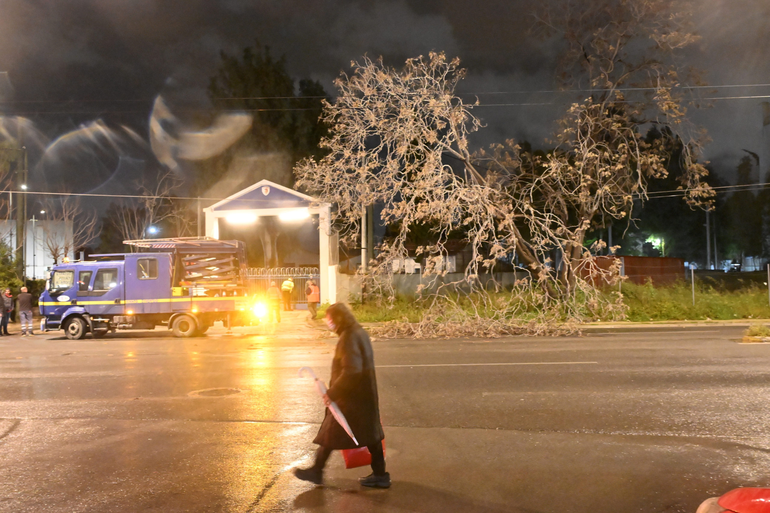 Πειραιώς, πτώση δέντρου