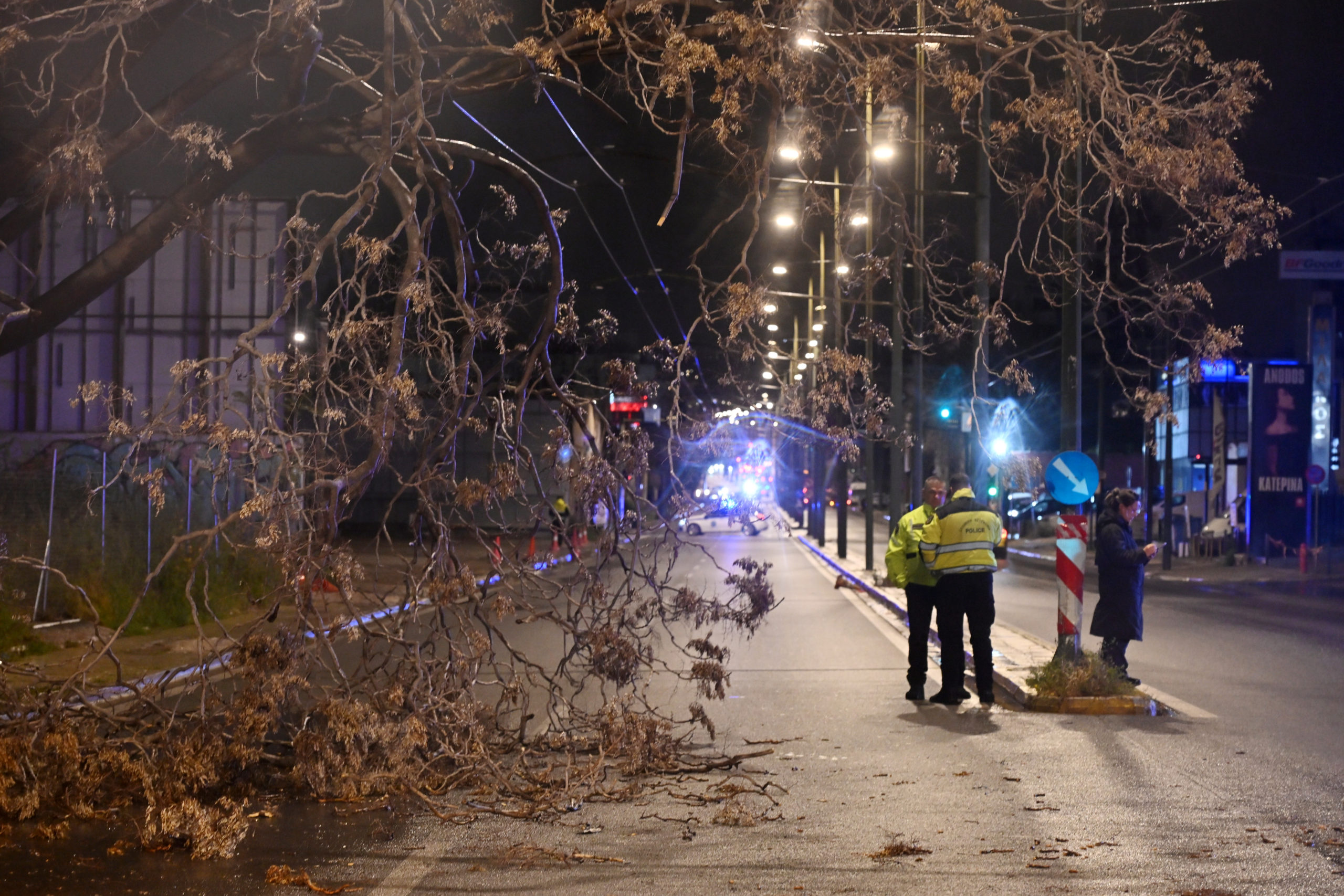 Πειραιώς, πτώση δέντρου