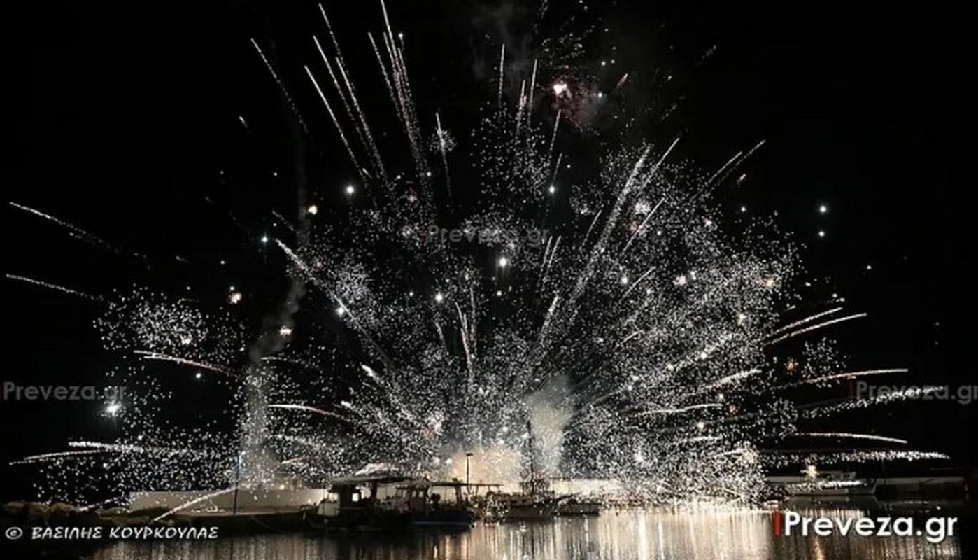 Πρέβεζα: Η νύχτα έγινε μέρα στην Ανάσταση στον Άγιο Θωμά – Δείτε τις εντυπωσιακές φωτογραφίες και το βίντεο από τα πυροτεχνήματα