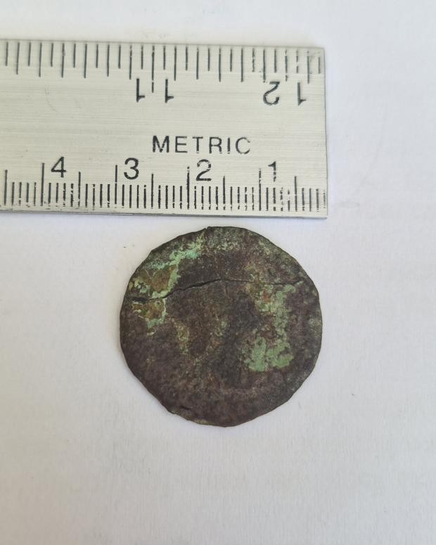 Το νόμισμα που βρήκε ο Άντονι γυάλιζε μέσα σε μια ρωγμή του εδάφους. Εικόνα: Vanessa Harp