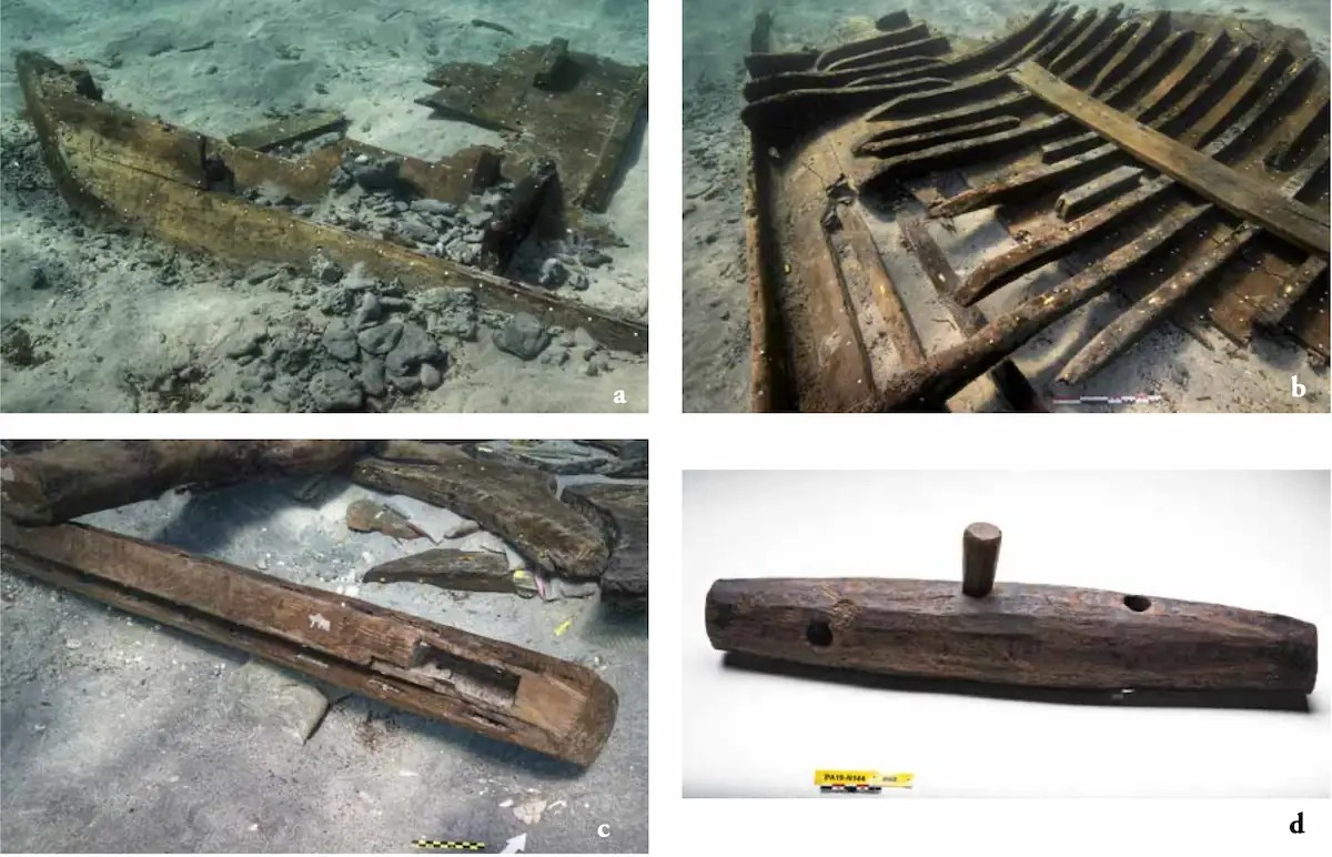 α) Άποψη της πρύμνης με το έρμα από τα νοτιοανατολικά.β) Άποψη των νομέων (σκελετού) στην πρύμνη από τα βορειοανατολικά. Παρατηρήστε την τομή του πλοίου που μοιάζει με ποτήρι κρασιού. Το εσωτερικό διαμήκες δοκάρι (stringer) C4N είναι καρφωμένο πάνω στους νομείς. γ) Λεπτομέρεια της μεγάλης εγκοπής (mortise) που είναι σκαλισμένη στην επάνω πλευρά της καρίνας, στην πλώρη. Προοριζόταν για την υποδοχή ενός ποδοστήματος (stem) που δεν διασώθηκε. Δεξιά διακρίνονται δύο αποκομμένοι νομείς και αριστερά ένας μεγάλος κορμός που ανήκει στο φορτίο. δ) Το βίντσι (χειροκίνητο βαρούλκο) που βρέθηκε στην περιοχή της πλώρης. Πηγή: L. Damelet, CNRS, CCJ 