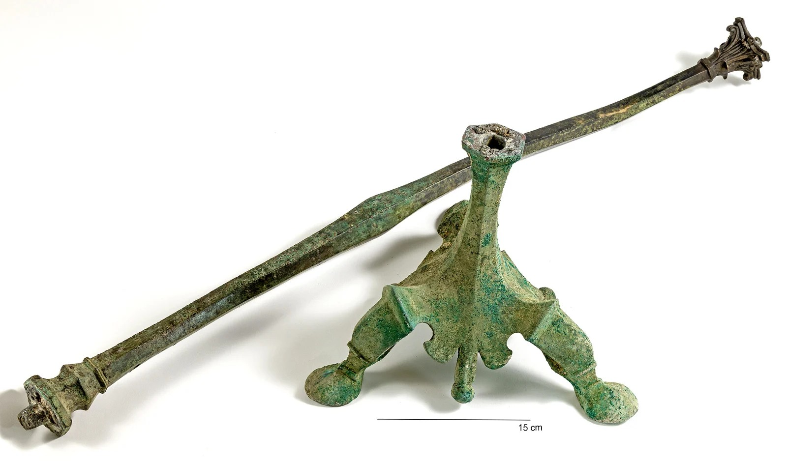 Τα δύο μέρη του χάλκινου κηροπηγίου που ανακαλύφθηκαν στη νότια αίθουσα του καθεδρικού ναού στην Ίππο, ανατολικά της Θάλασσας της Γαλιλαίας, μετά τη συντήρησή τους από τους Alexander Iermolin και Nina Koskanen στο Εργαστήριο Συντήρησης του Ινστιτούτου Αρχαιολογίας Zinman του Πανεπιστημίου της Χάιφα. Φωτογραφία: Michael Eisenberg/Πανεπιστήμιο της Χάιφα