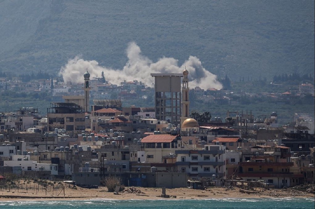 Καπνός υψώνεται από την περιοχή Κλαϊλέχ στον νότιο Λίβανο, όπως καταγράφηκε από την Τύρο, έπειτα από ισραηλινό πλήγμα την ημέρα έναρξης των συνομιλιών Ισραήλ–Λιβάνου (Reuters)