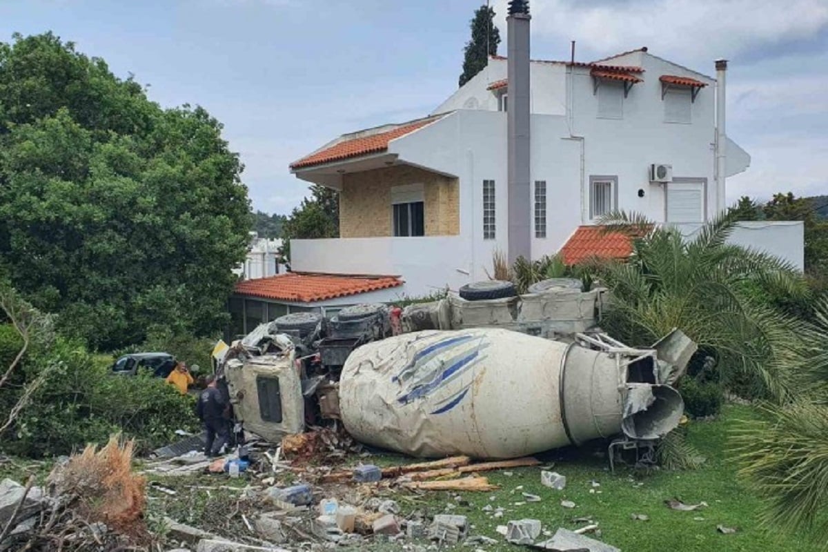 Ρόδος: Μπετονιέρα φορτωμένη με σκυρόδεμα «εισέβαλε» σε αυλή σπιτιού – ΦΩΤΟ