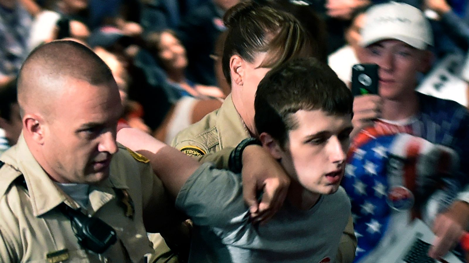 Ο Μάικλ Σάντφορντ απομακρύνεται από την αστυνομία του Λας Βέγκας. Φωτογραφία: Reuters