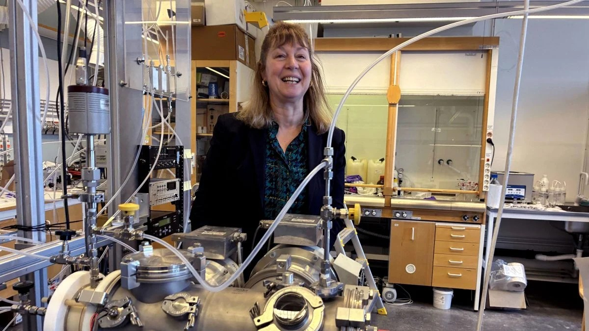 Η Barbara Nozière, εδώ με το φασματόμετρο που χρησιμοποίησε για τις πρώτες παρατηρήσεις τετροξειδίων στην ιστορία. Πηγή: David Callahan/KTH 